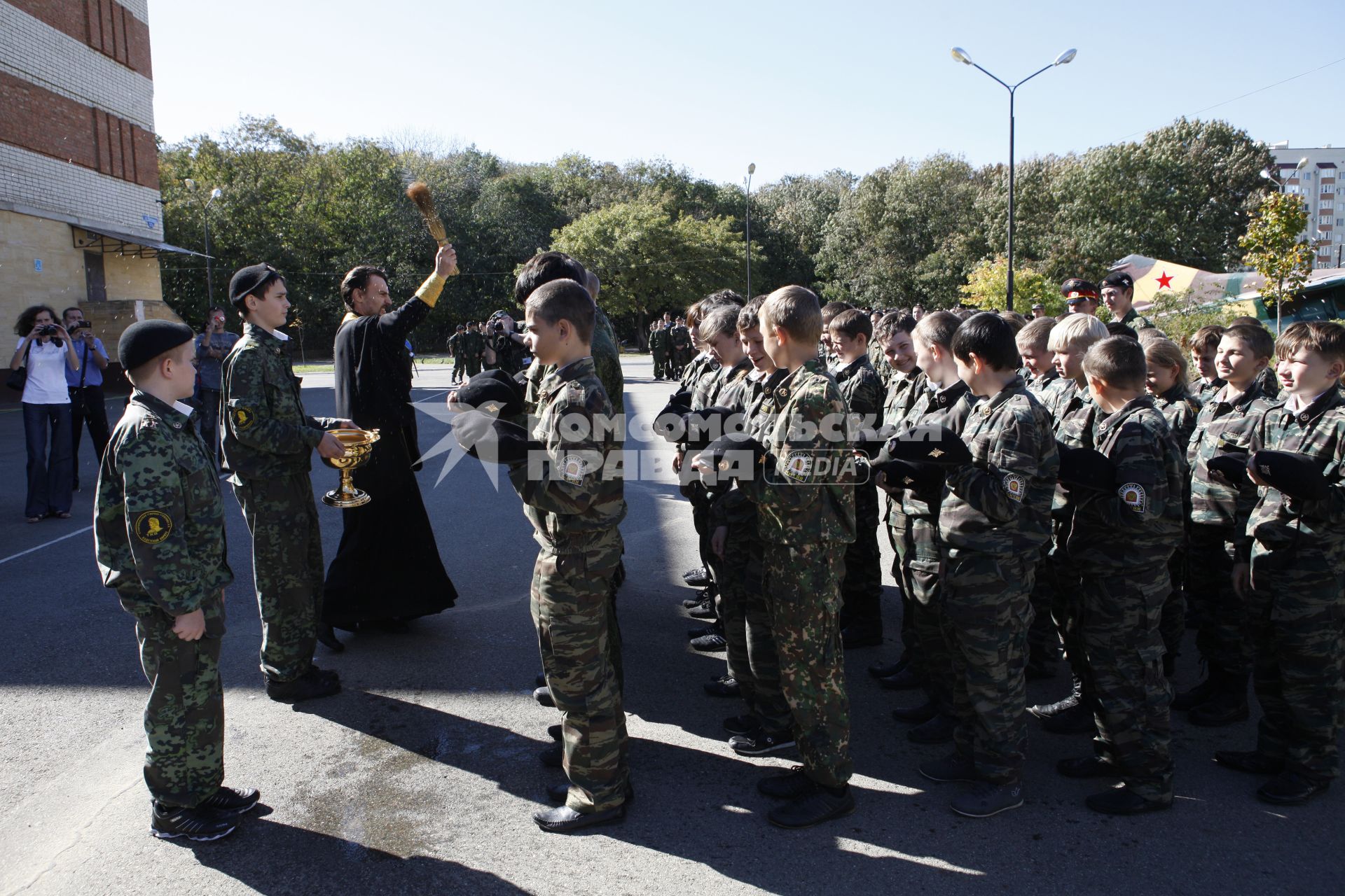 В Ставрополе в Военно-патриотической Кадетской школе имени генерала А.П. Ермолова торжественно приняли присягу 70 кадет. На снимке: священник окропляет водой строй кадет.