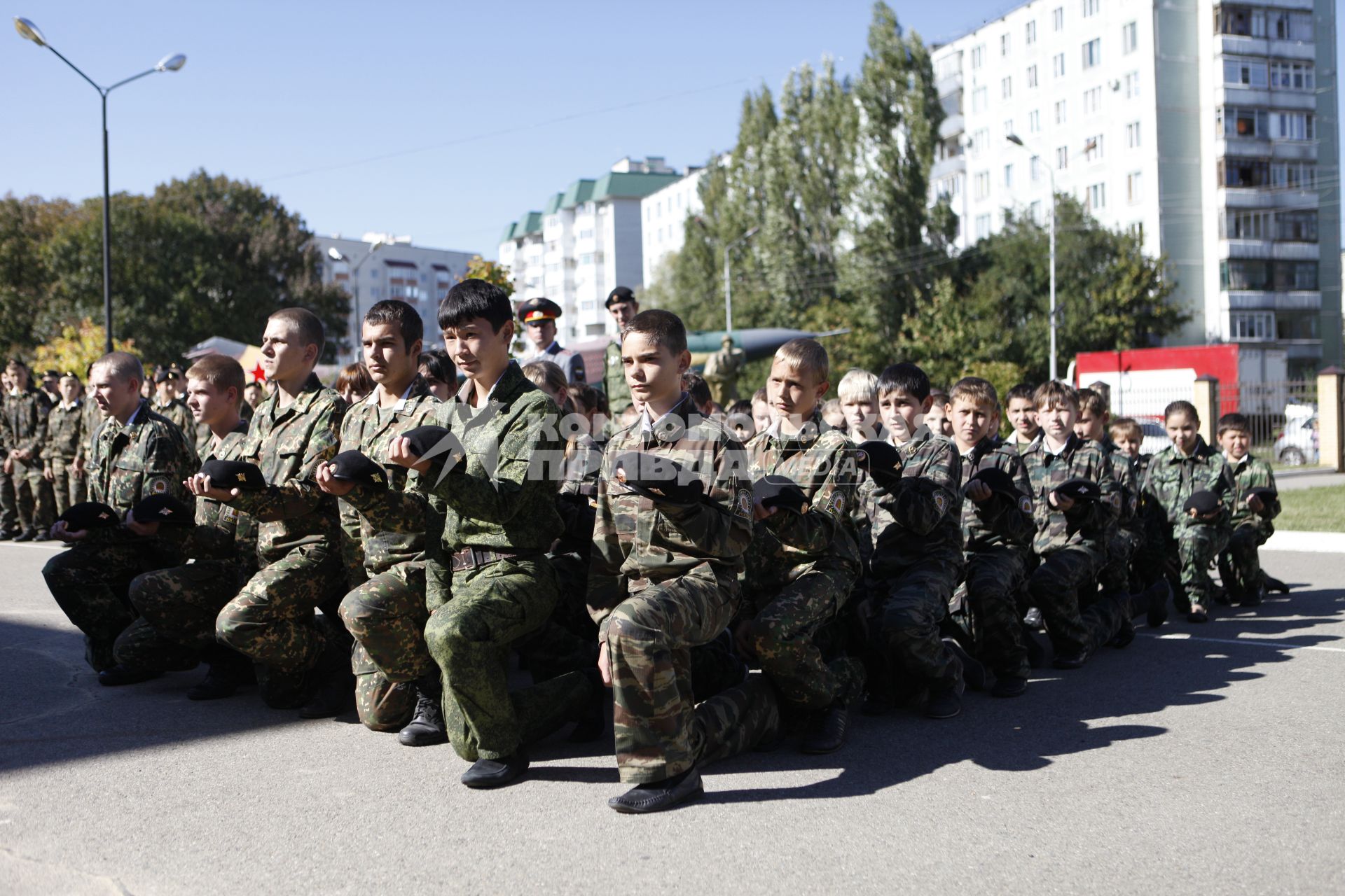 В Ставрополе в Военно-патриотической Кадетской школе имени генерала А.П. Ермолова торжественно приняли присягу 70 кадет. На снимке: кадеты преклонили колено.