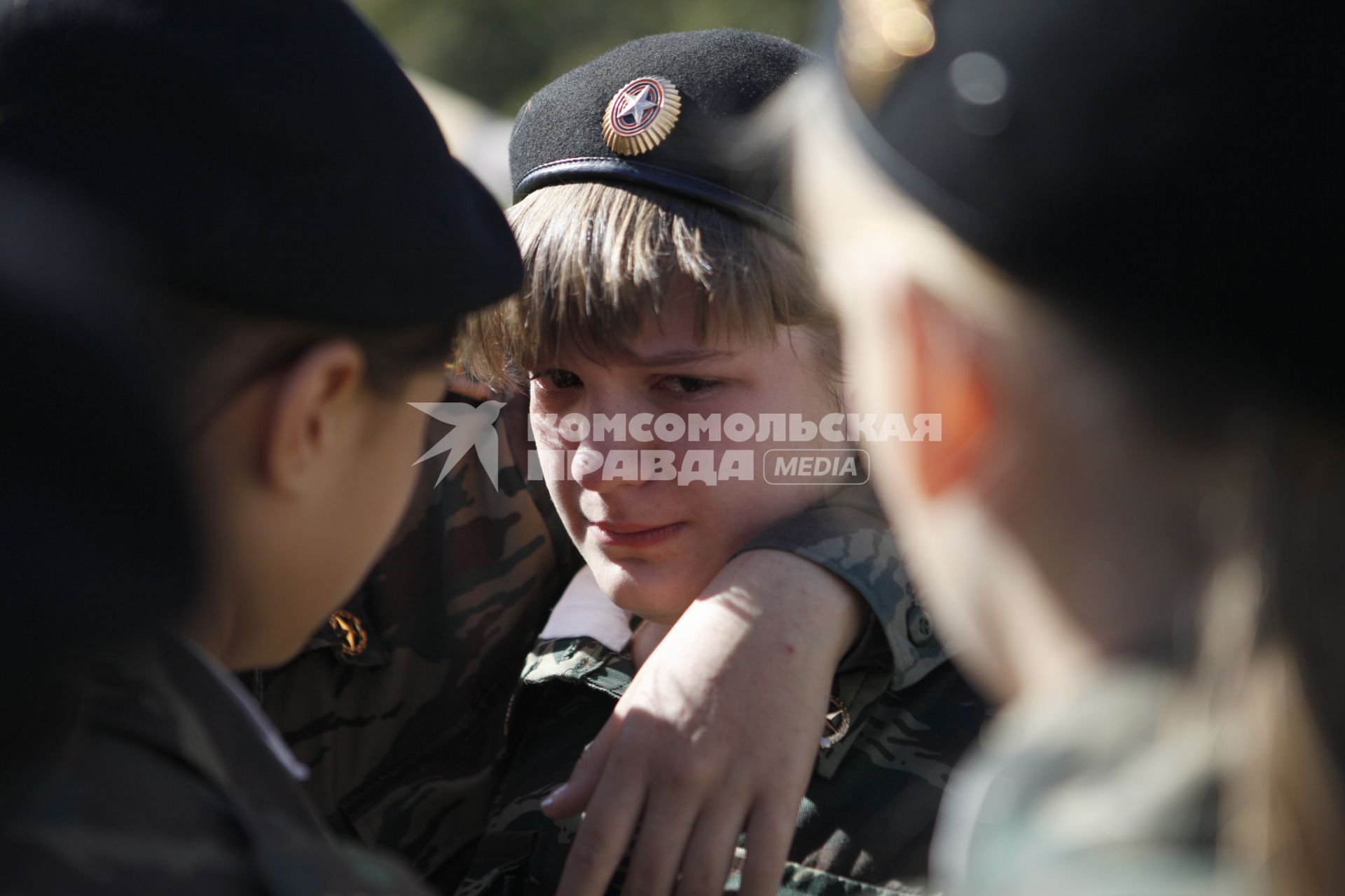 В Ставрополе в Военно-патриотической Кадетской школе имени генерала А.П. Ермолова торжественно приняли присягу 70 кадет. На снимке: девочка расстроилась.