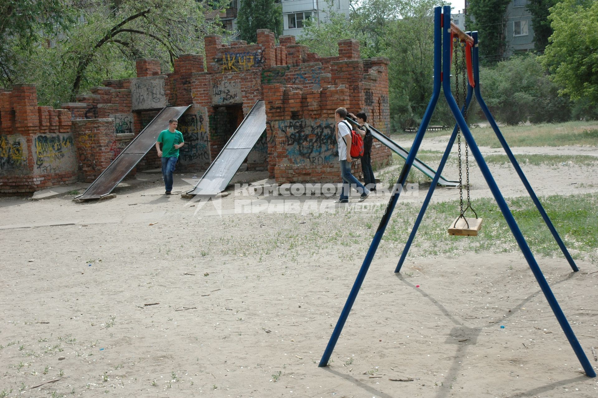 Детская площадка в Волгограде. Кирпичное здание оборудовано под детскую площадку с горками.