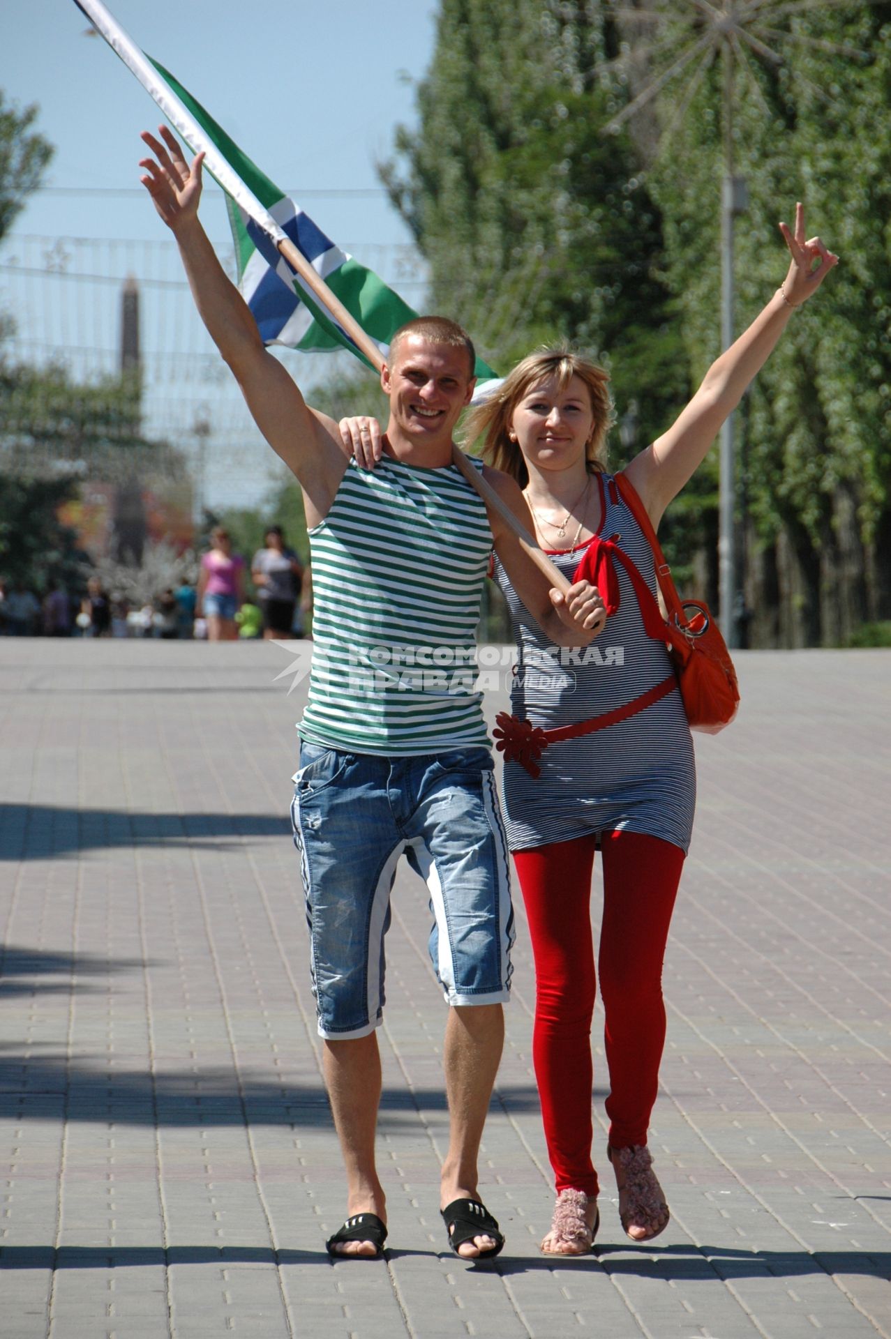 Празднование дня пограничника в Волгограде. На снимке: мужчина в тельняшке пограничника идет с девушкой по улице города.