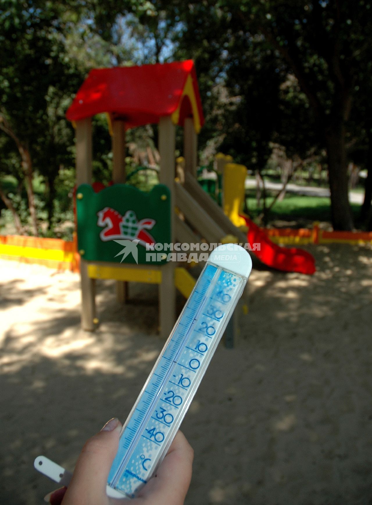 Измерение температуры в тени. Термометр показывает 40 градусов тепла.