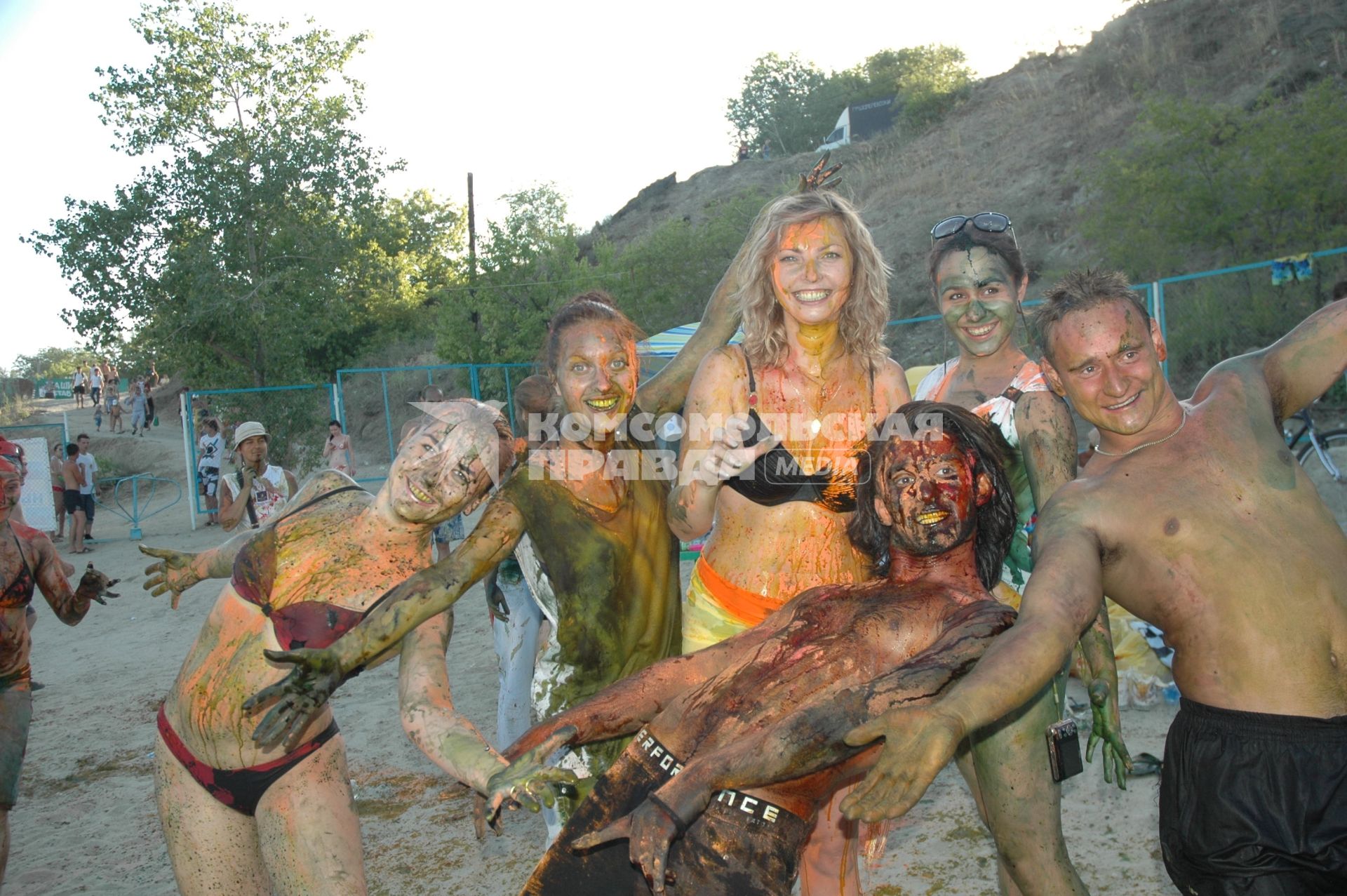 Люди отмечают в Волгограде индийский праздник весны фестивалем красок `Холи`. На снимке: разукрашенные люди.