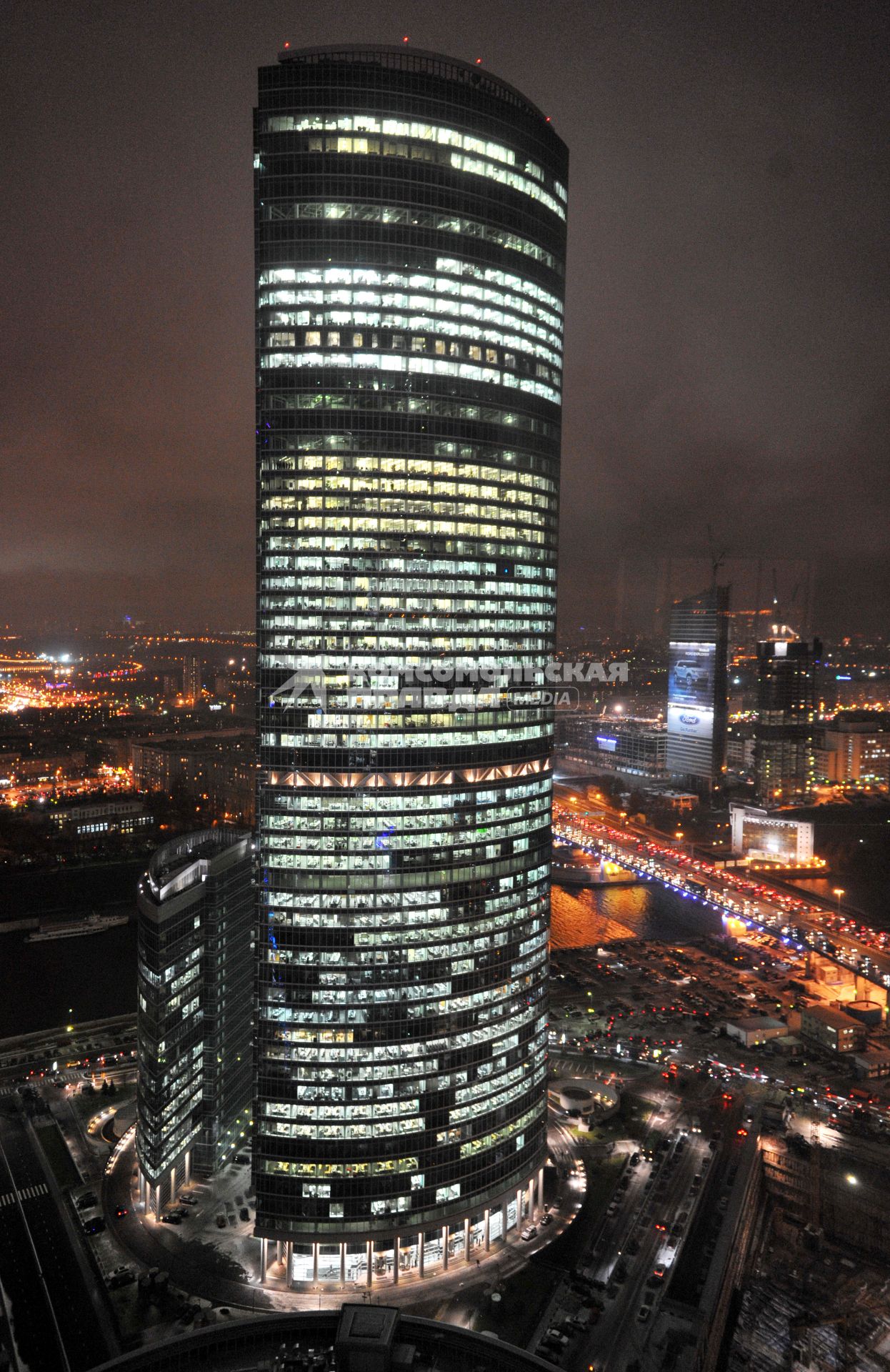 Небоскреб в `Москве-Сити` ночью.