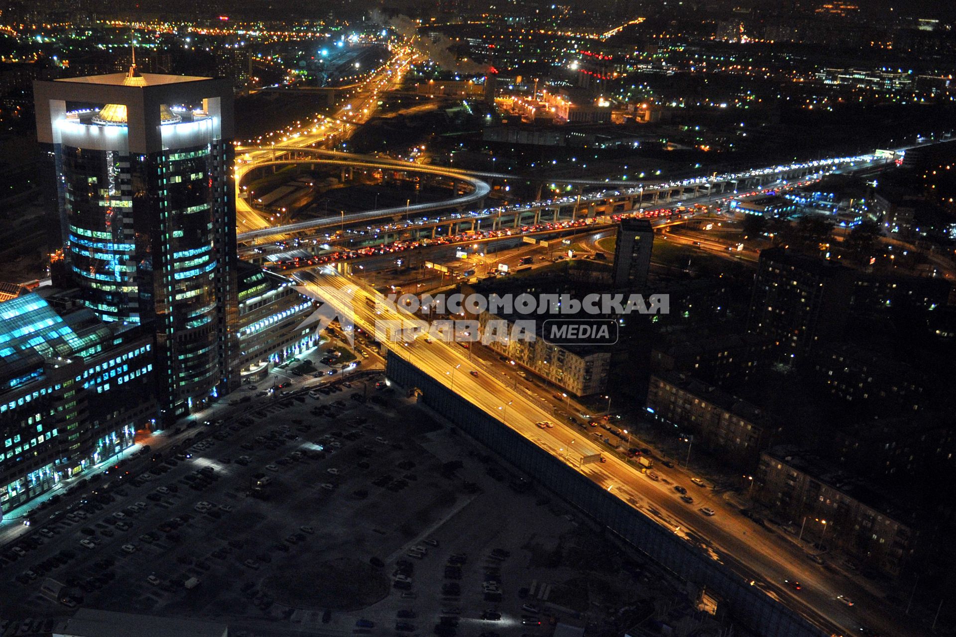 Развязка на третьем транспортном кольце около `Москвы-Сити`.