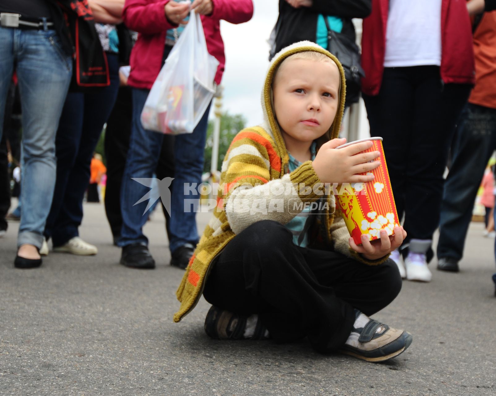 Мальчик с попкорном