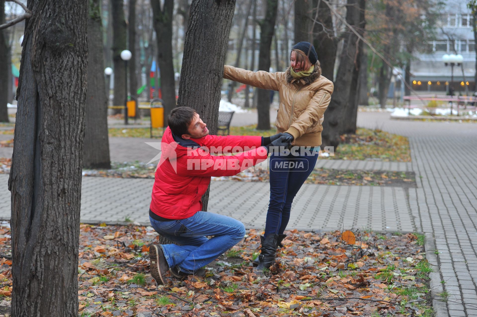 Пара гуляет в сквере