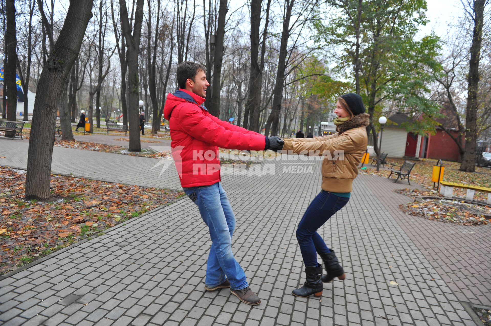 Пара гуляет в сквере