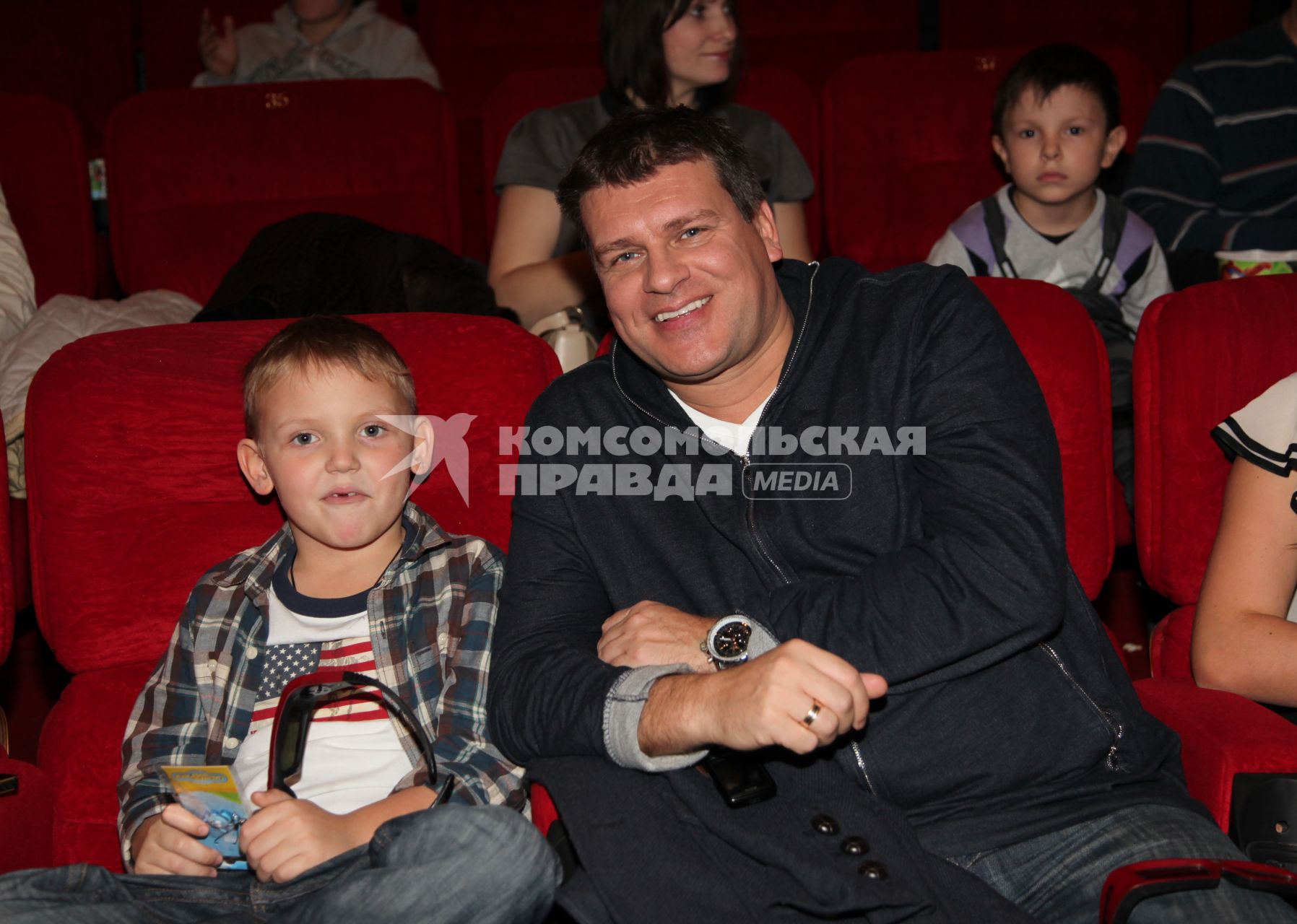 Диск36. Премьера фильма `Смешарики` 2011 год. На снимке: продюсер Евгений Орлов с сыном.