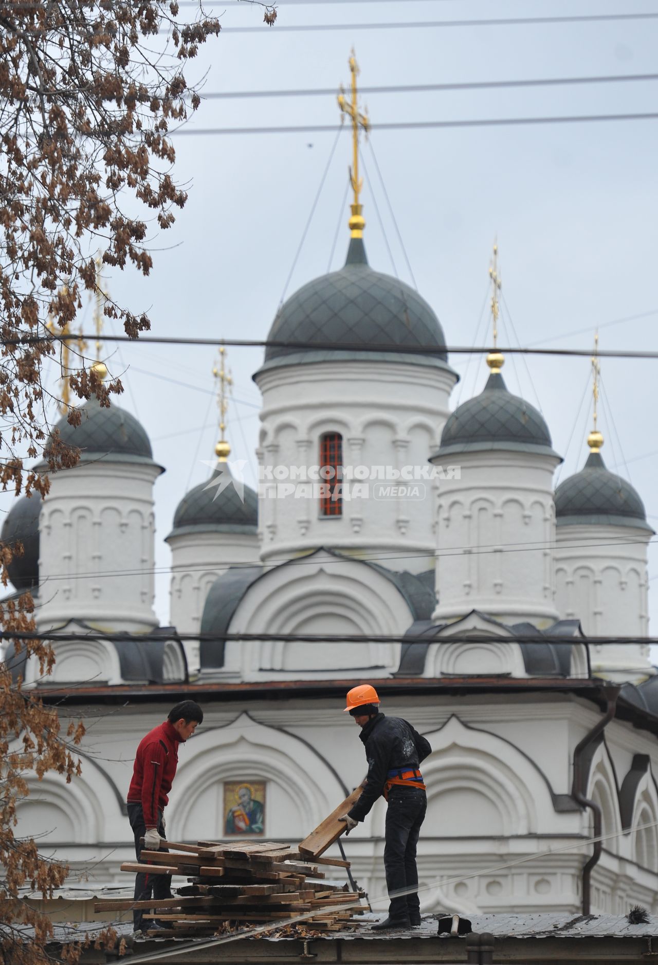 Ремонт в одной из церквей. Строители разбирают доски.