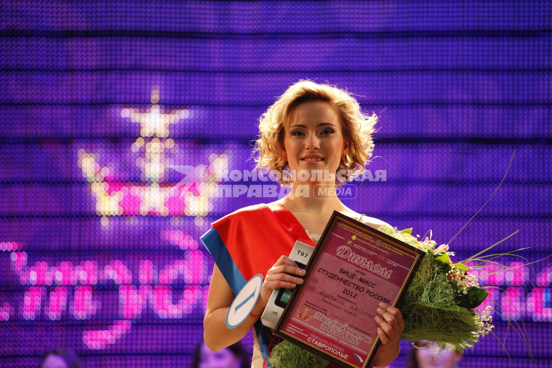 Финальное шоу VI Всероссийского конкурса красоты, грации и творчества `Мисс Студенчество России-2012`, проходило в Ставрополе. Одной из `Вице-мисс Студенчество России 2012` стала Анастасия Алымова из Рязанской области.