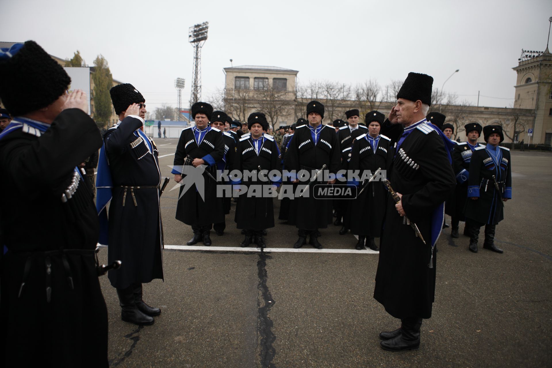 В Ставрополе на площади Ленина состоялся строевой смотр казаков Ставропольского казачьего округа Терского казачьего войска. На снимке: строй казаков.