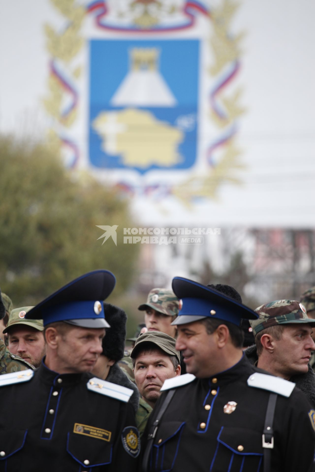 В Ставрополе на площади Ленина состоялся строевой смотр казаков Ставропольского казачьего округа Терского казачьего войска. На снимке: казаки на фоне герба Ставропольского края.