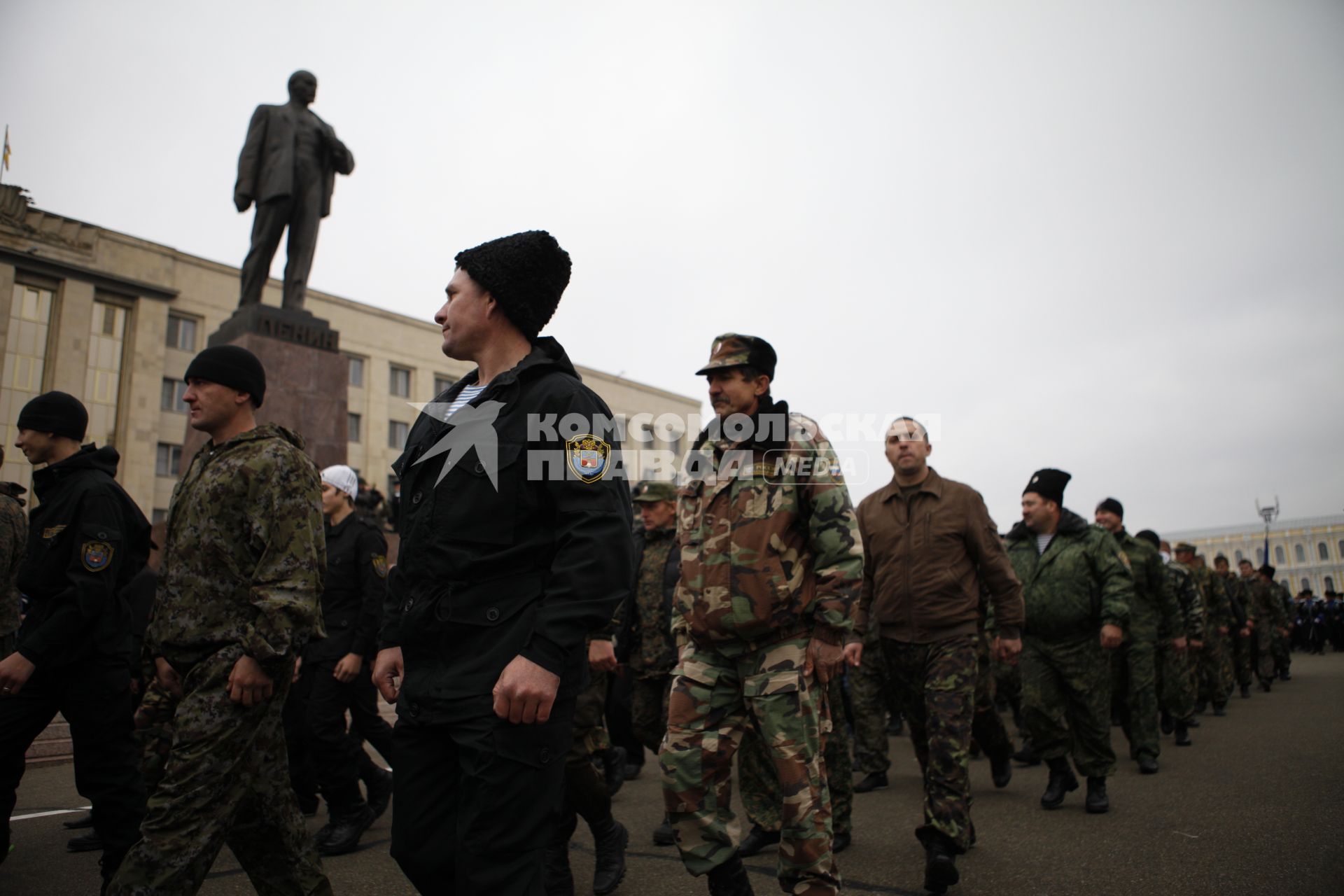 В Ставрополе на площади Ленина состоялся строевой смотр казаков Ставропольского казачьего округа Терского казачьего войска. На снимке: казаки маршируют.