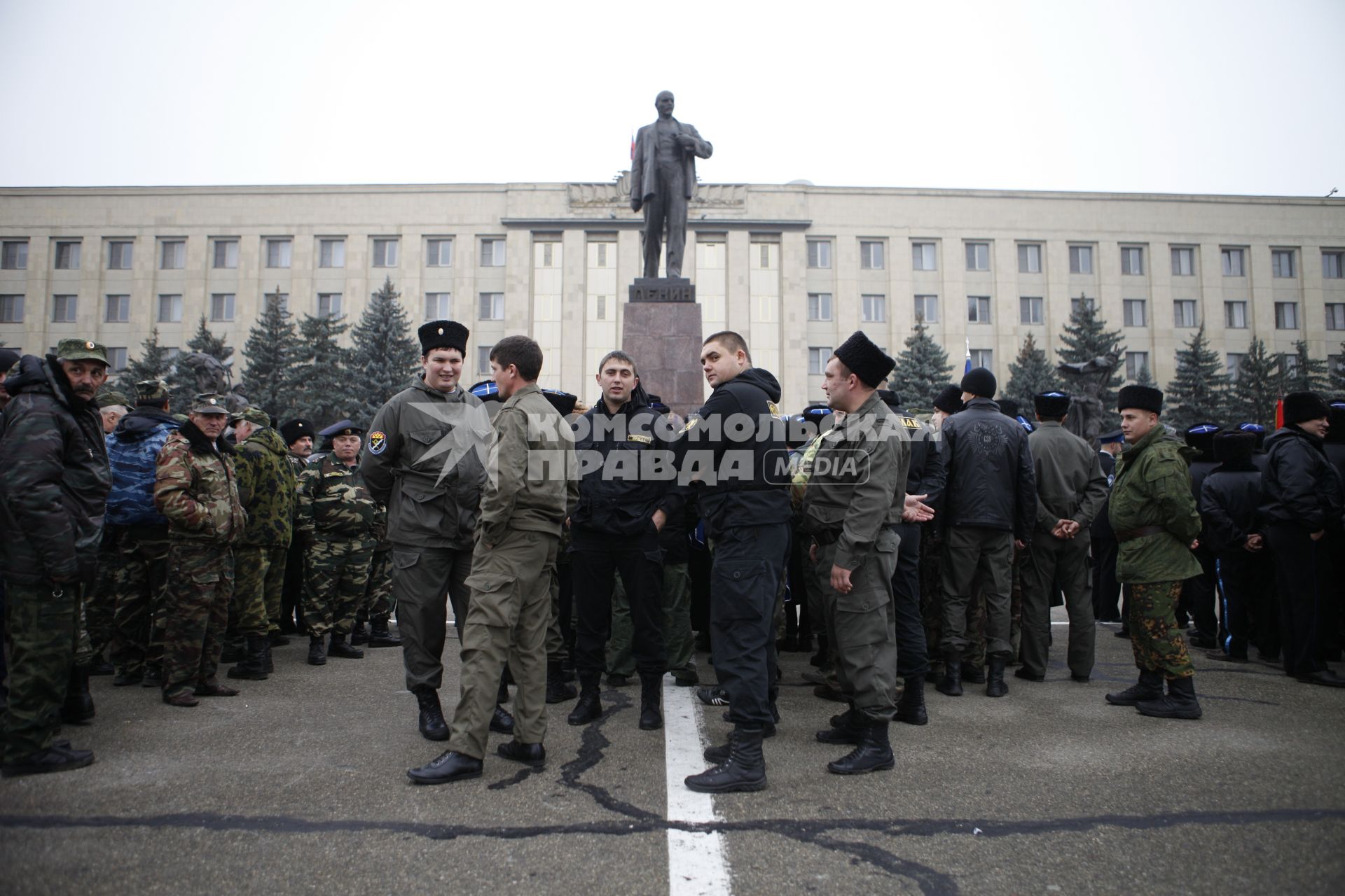 В Ставрополе на площади Ленина состоялся строевой смотр казаков Ставропольского казачьего округа Терского казачьего войска. На снимке: казаки на фоне памятника В.И. Ленину.