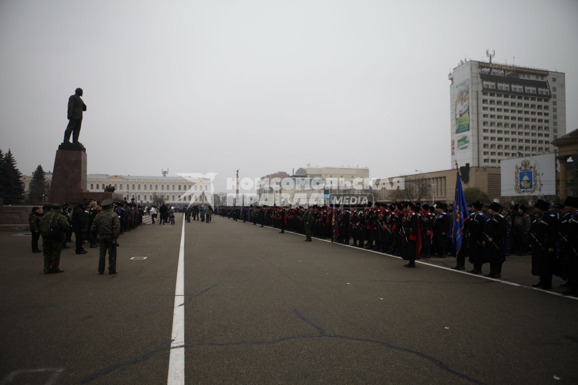 В Ставрополе на площади Ленина состоялся строевой смотр казаков Ставропольского казачьего округа Терского казачьего войска. На снимке: общий вид на смотр.