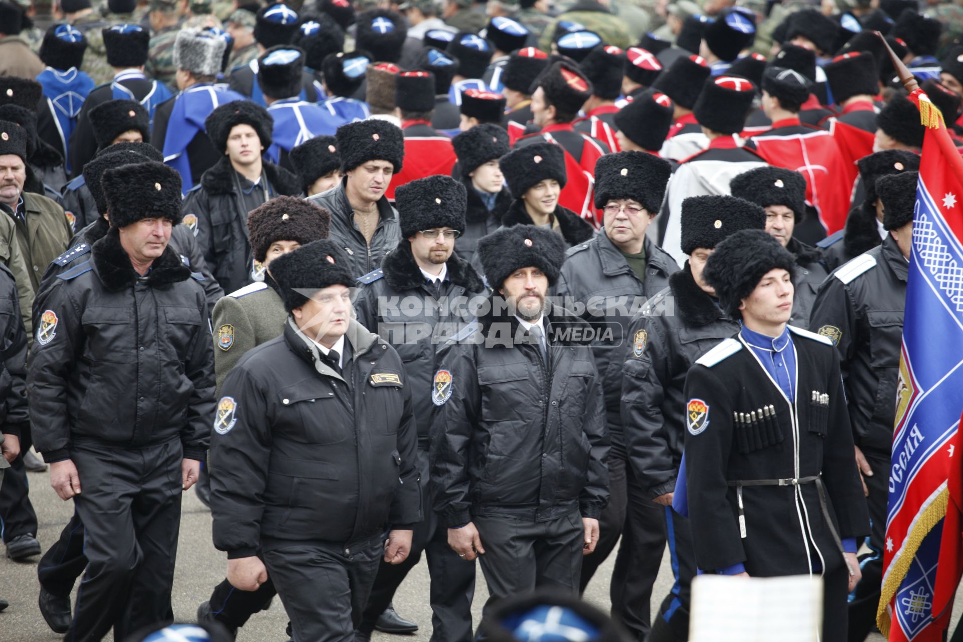 В Ставрополе на площади Ленина состоялся строевой смотр казаков Ставропольского казачьего округа Терского казачьего войска. На снимке: строй казаков.