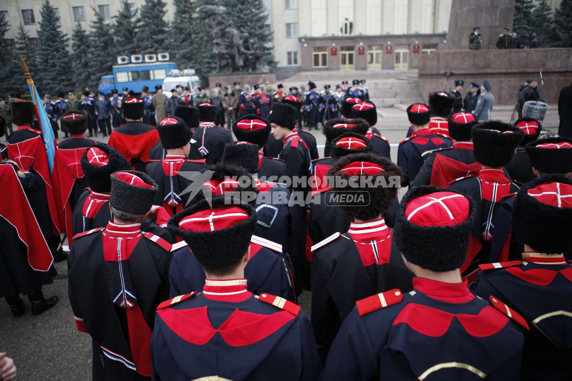 В Ставрополе на площади Ленина состоялся строевой смотр казаков Ставропольского казачьего округа Терского казачьего войска. На снимке: строй казаков.