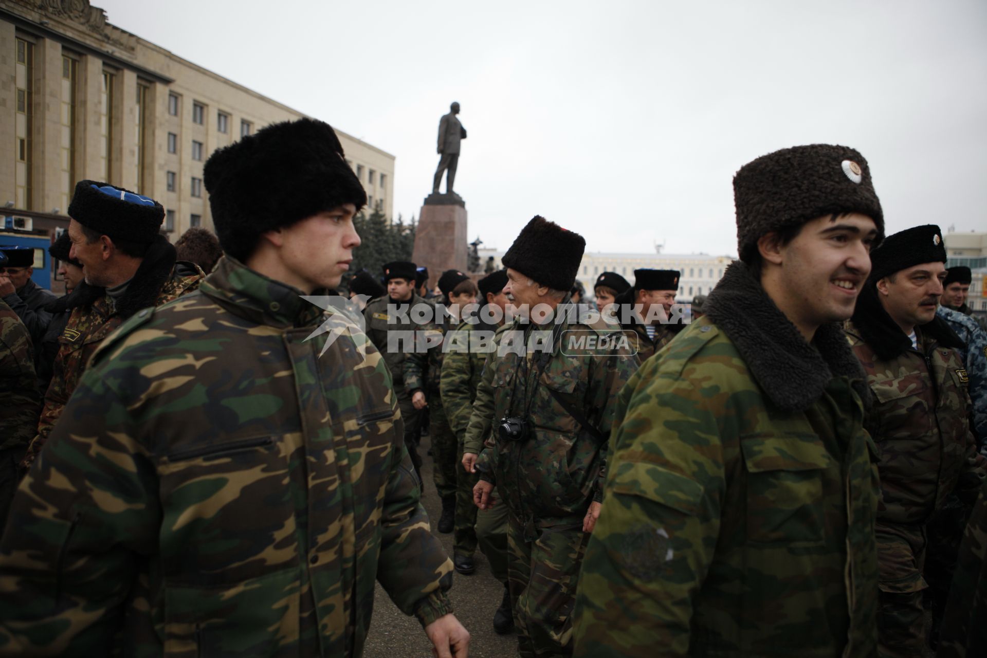 В Ставрополе на площади Ленина состоялся строевой смотр казаков Ставропольского казачьего округа Терского казачьего войска. На снимке: казаки на площади рядом с памятником В.И. Ленину.