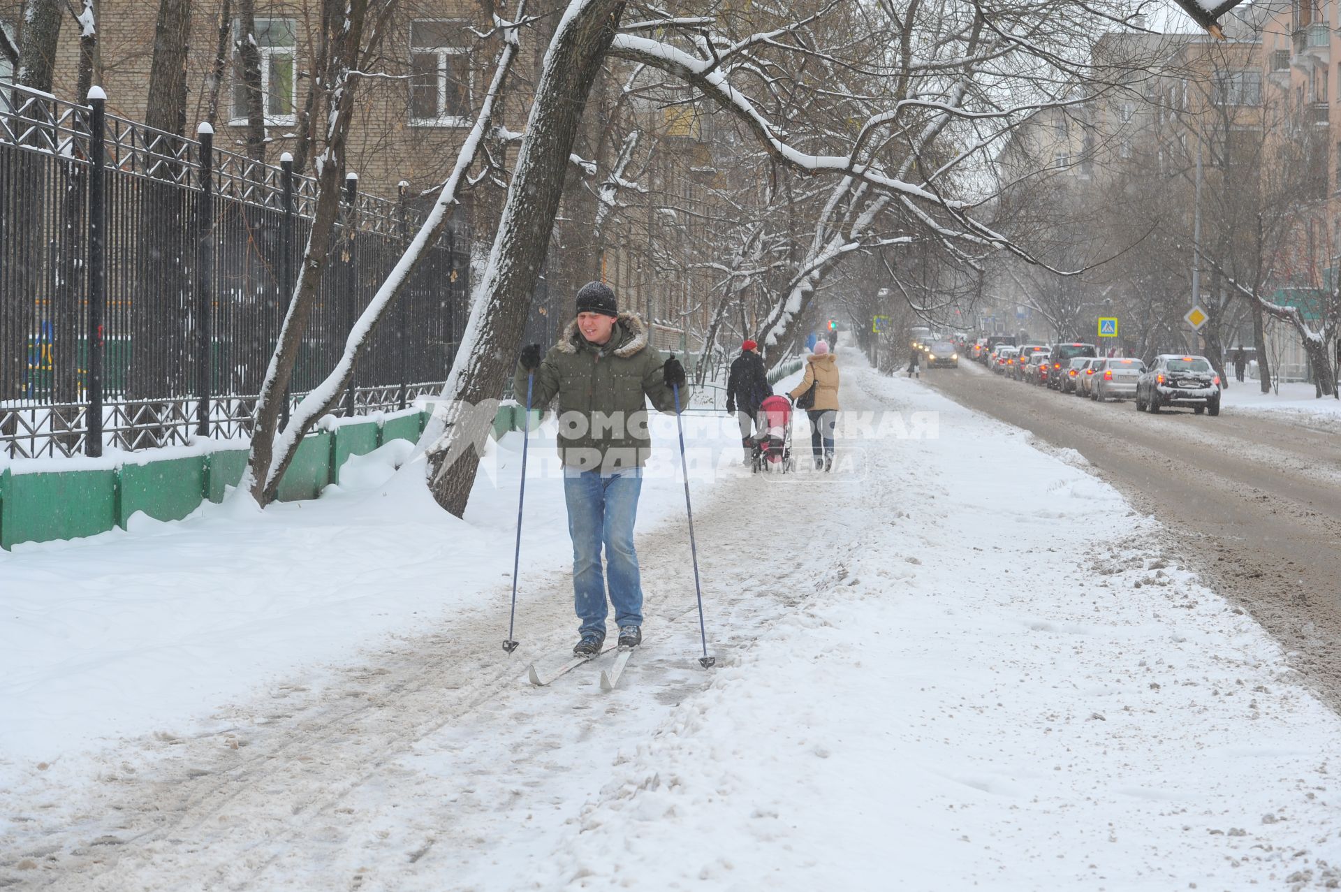 Мужчина на лыжах