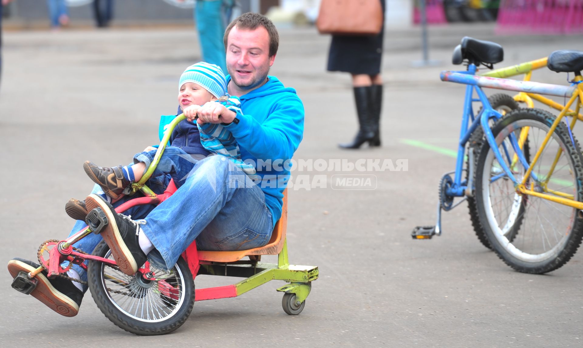 Выставка самодельных велосипедов.