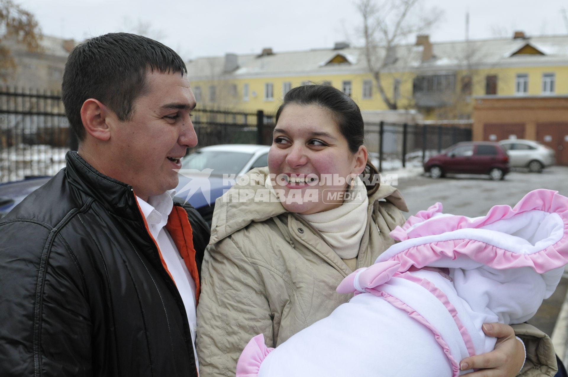 Высписка новорожденного с мамой из роддома. На снимке: Счастливые родители.