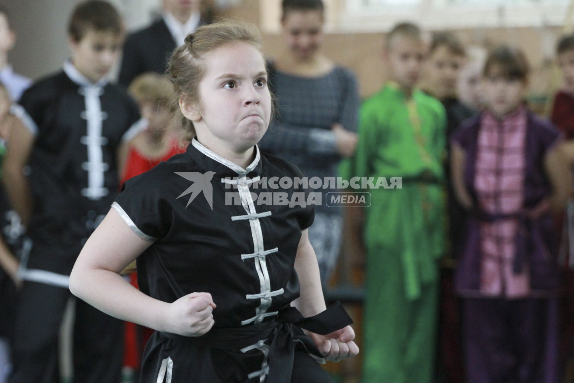 Открытый чемпионат и первенство Алтайского края по УШУ. Девочка выполняет программу.