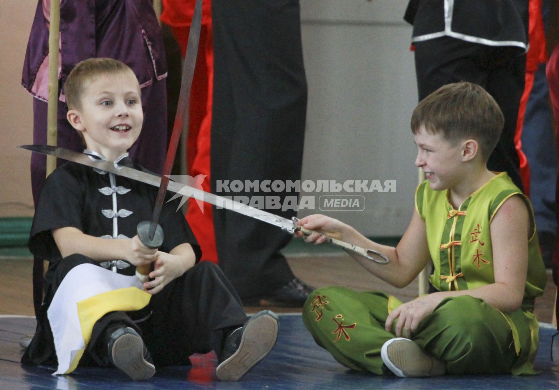 Открытый чемпионат и первенство Алтайского края по УШУ. Дети дурачатся перед соревнованиями.