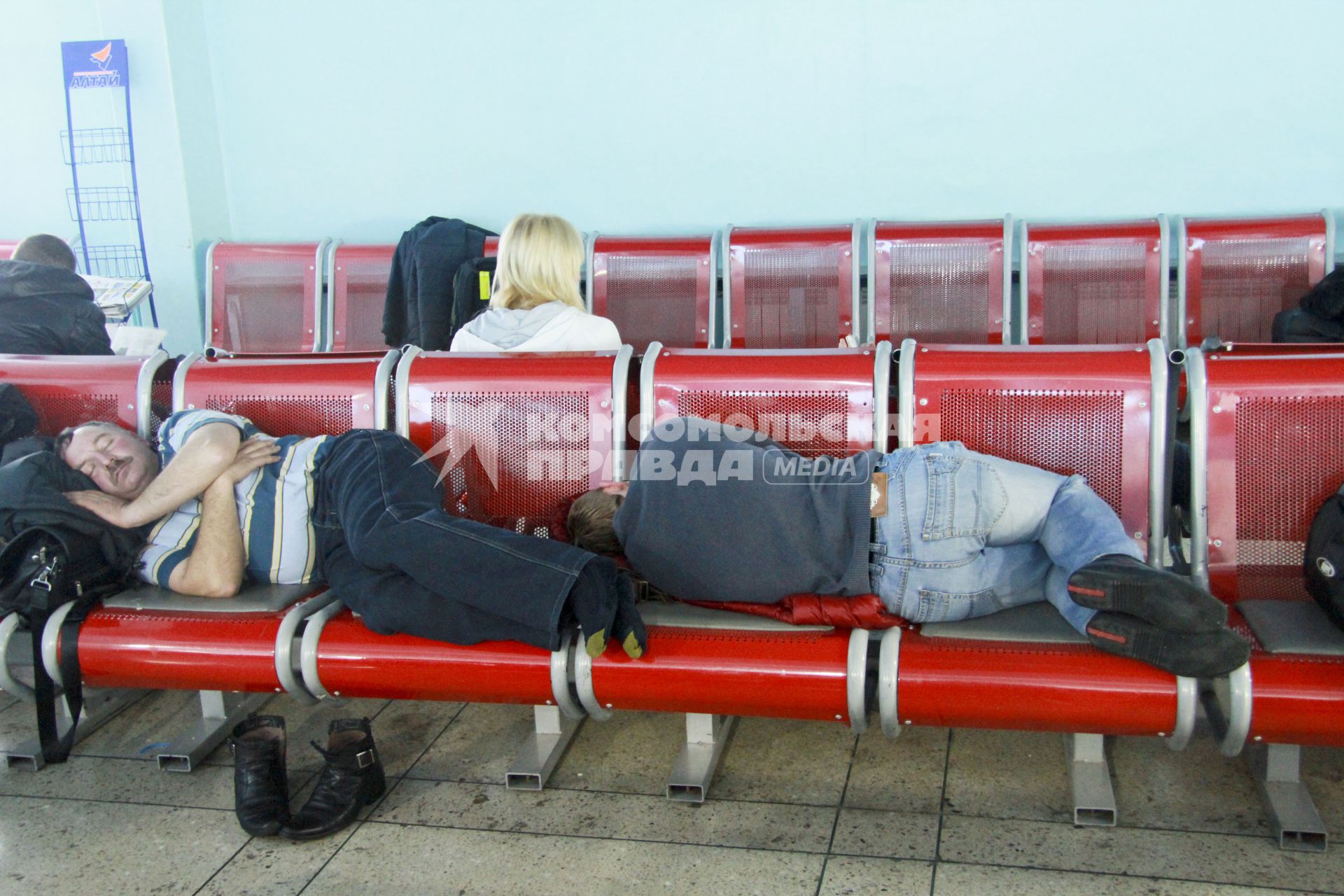 Пассажиры в ожидании своего рейса в аэропорту Барнаула.