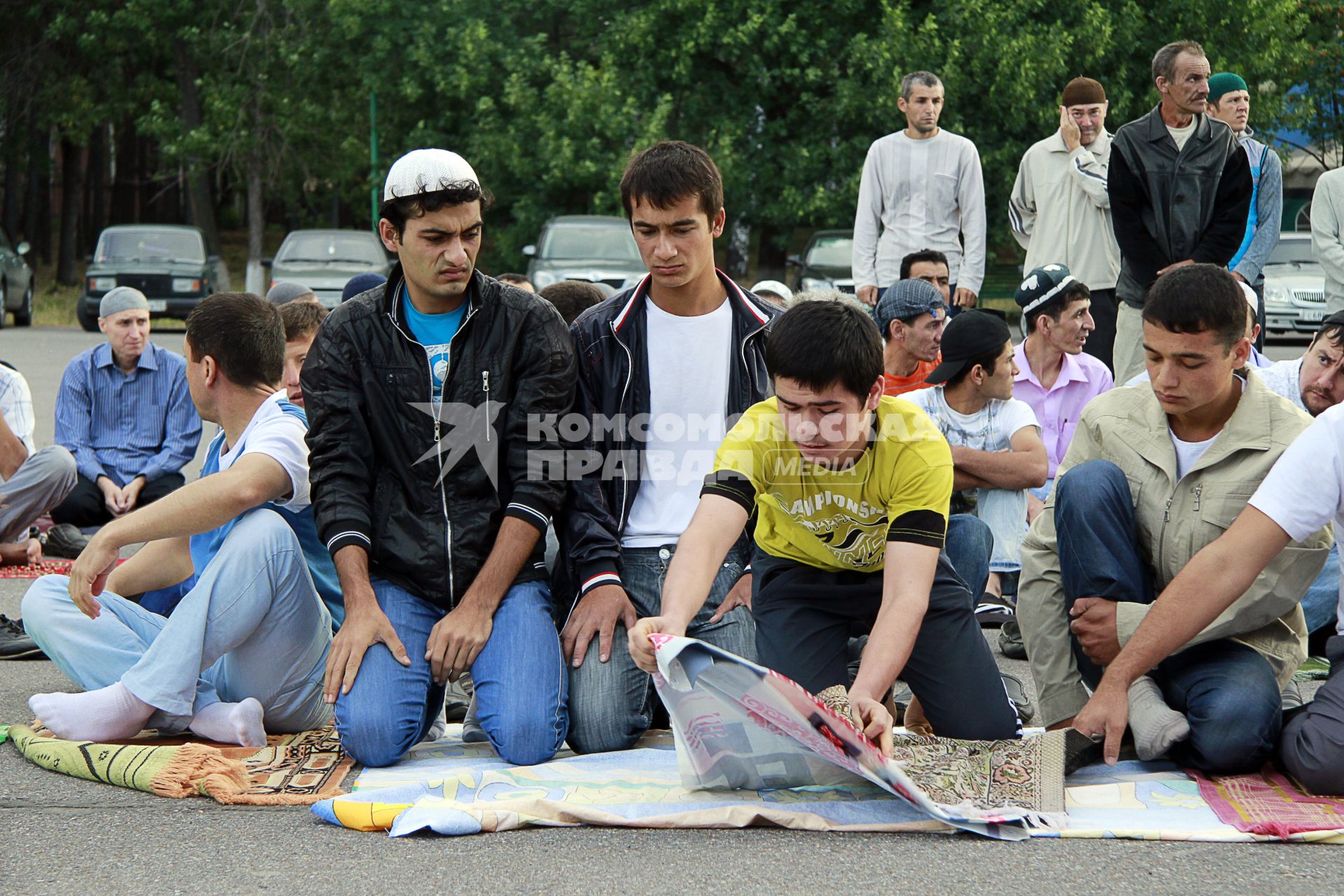 Люди на площади перед мечетью `Ляля-Тюльпан` во время празднования исламского праздника Упаза-байрам.