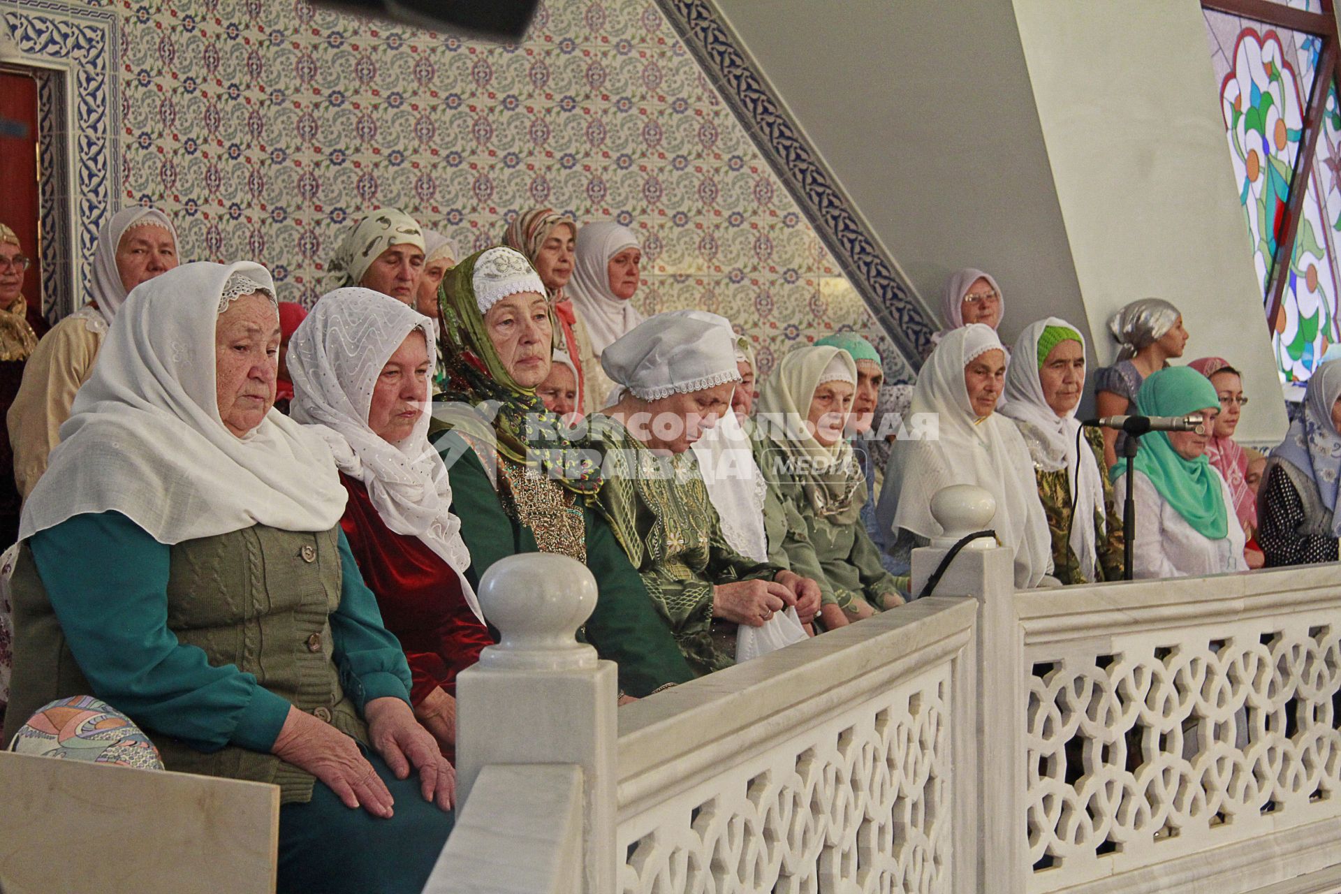 Люди в уфимской мечети `Ляля-Тюльпан` во время празднования исламского праздника Упаза-байрам.