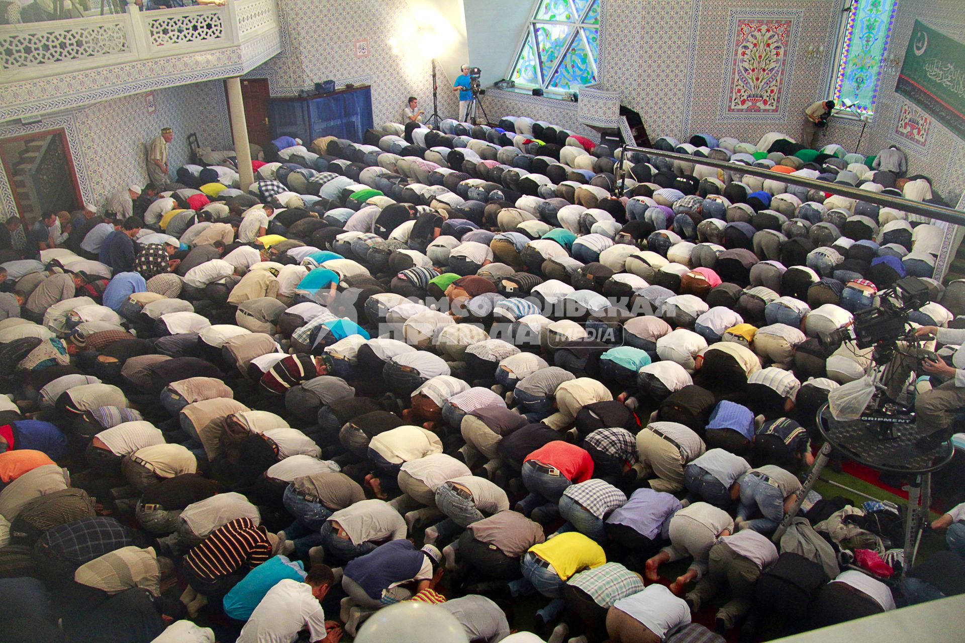 Люди в уфимской мечети `Ляля-Тюльпан` во время празднования исламского праздника Упаза-байрам.