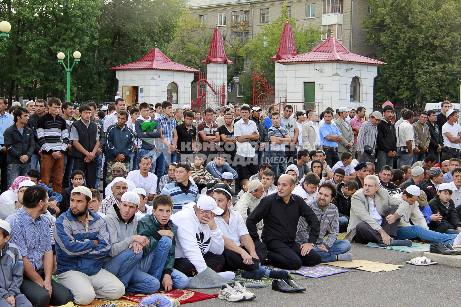 Люди на площади перед мечетью `Ляля-Тюльпан` во время празднования исламского праздника Упаза-байрам.