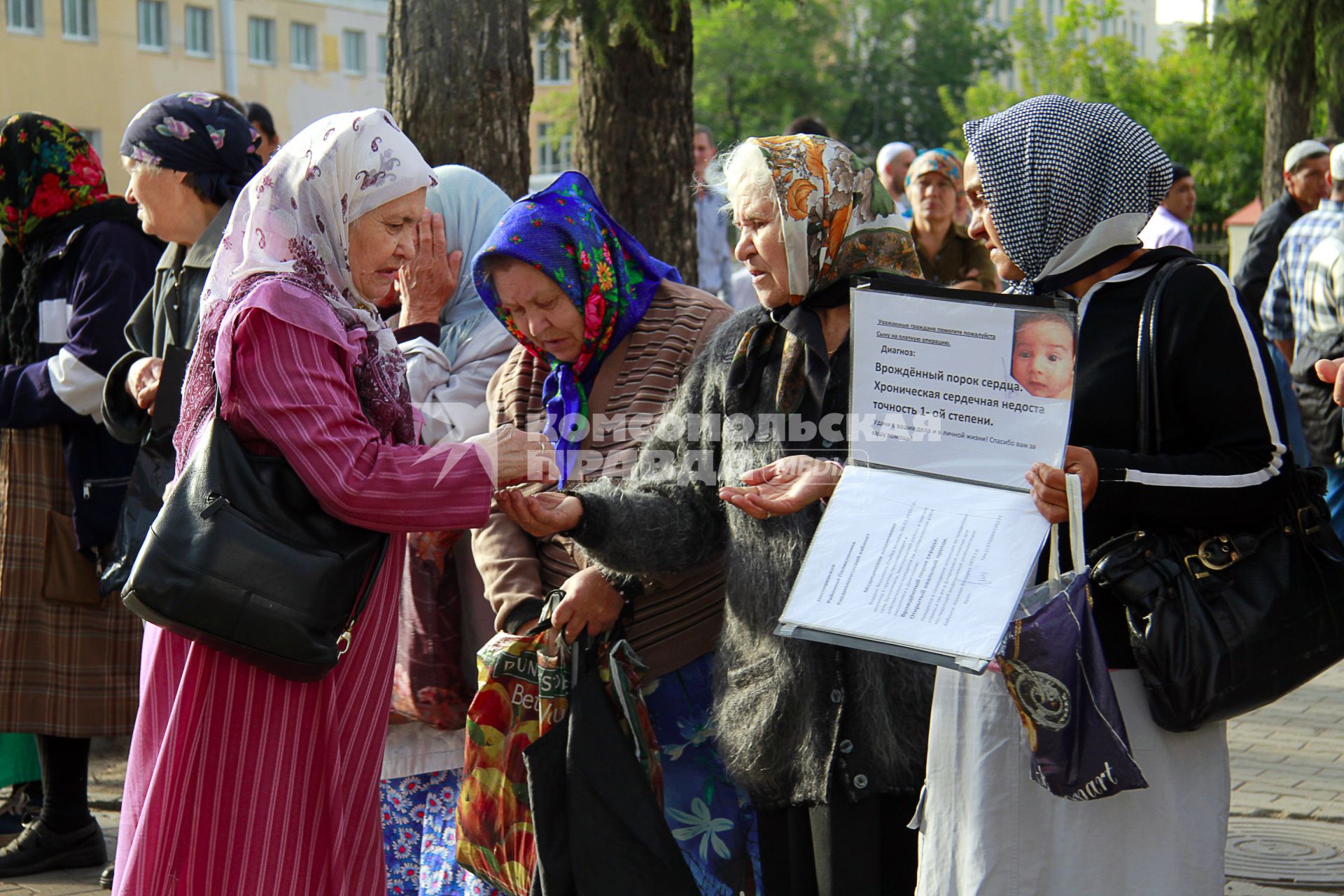 Празднование исламского праздника Ураза-байрам в Уфе. На снимке: женщина подает милостыню.