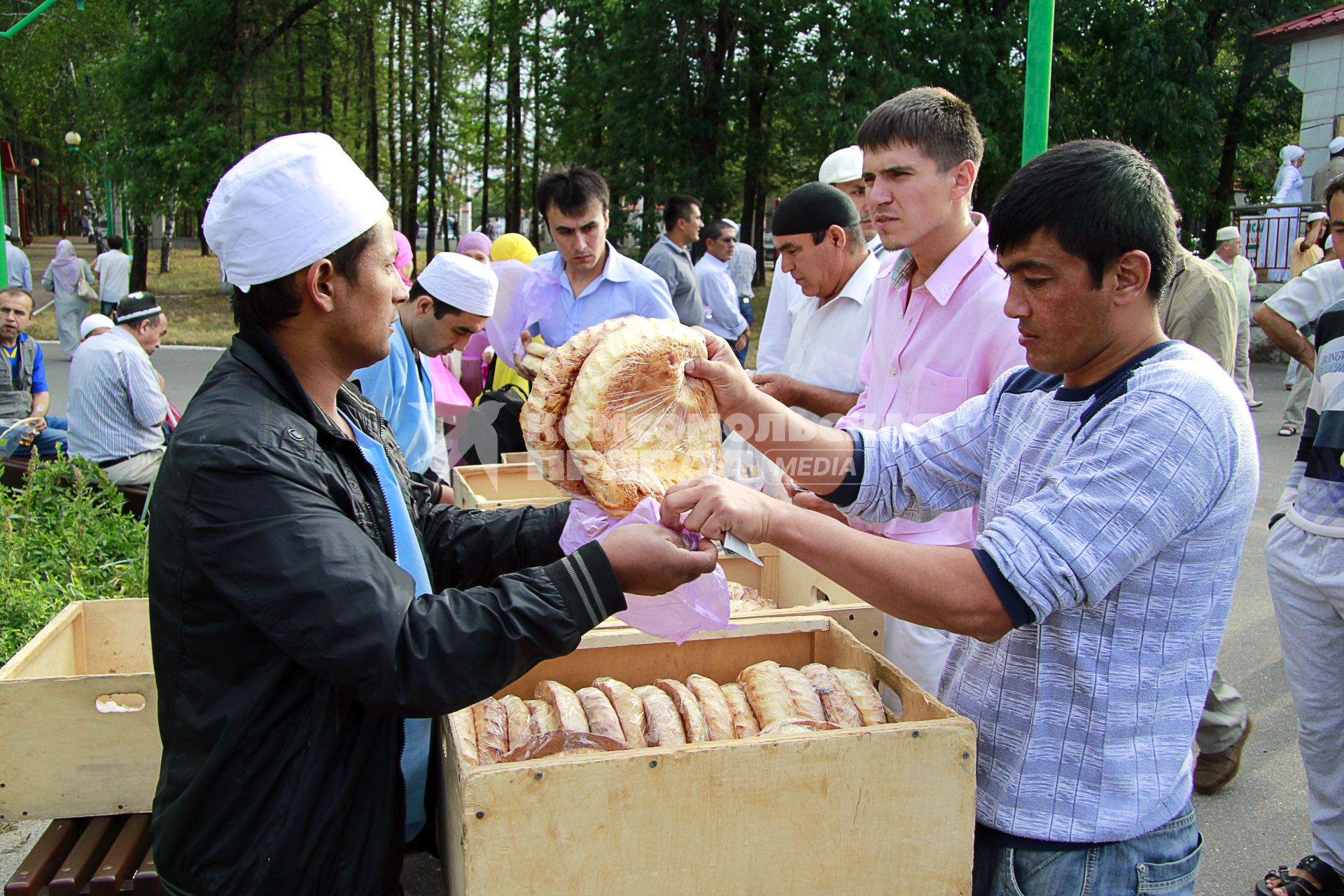 Празднование исламского праздника Ураза-байрам в Уфе. На снимке: продажа хлеба.