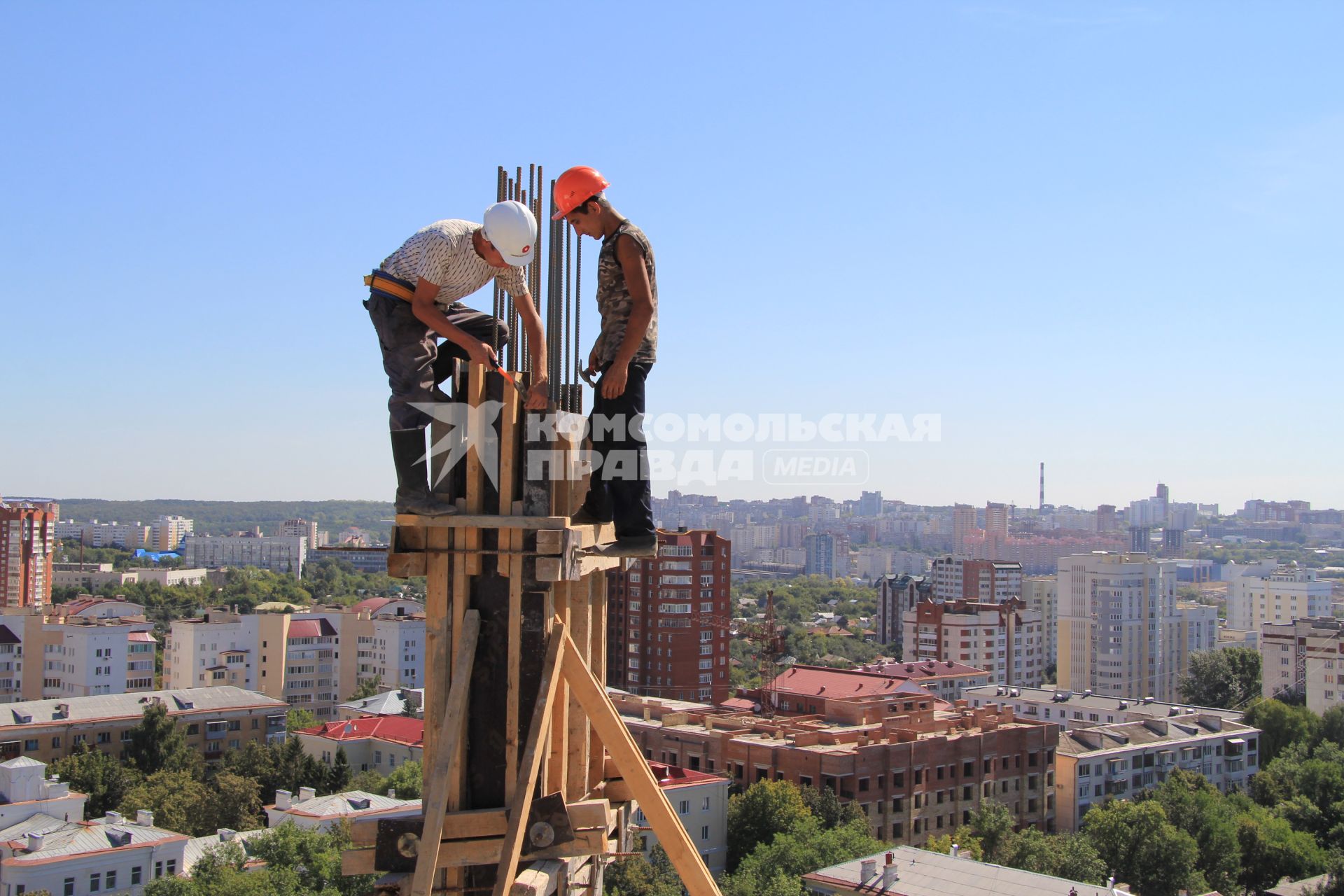 Строители за работой на стройка в Уфе.