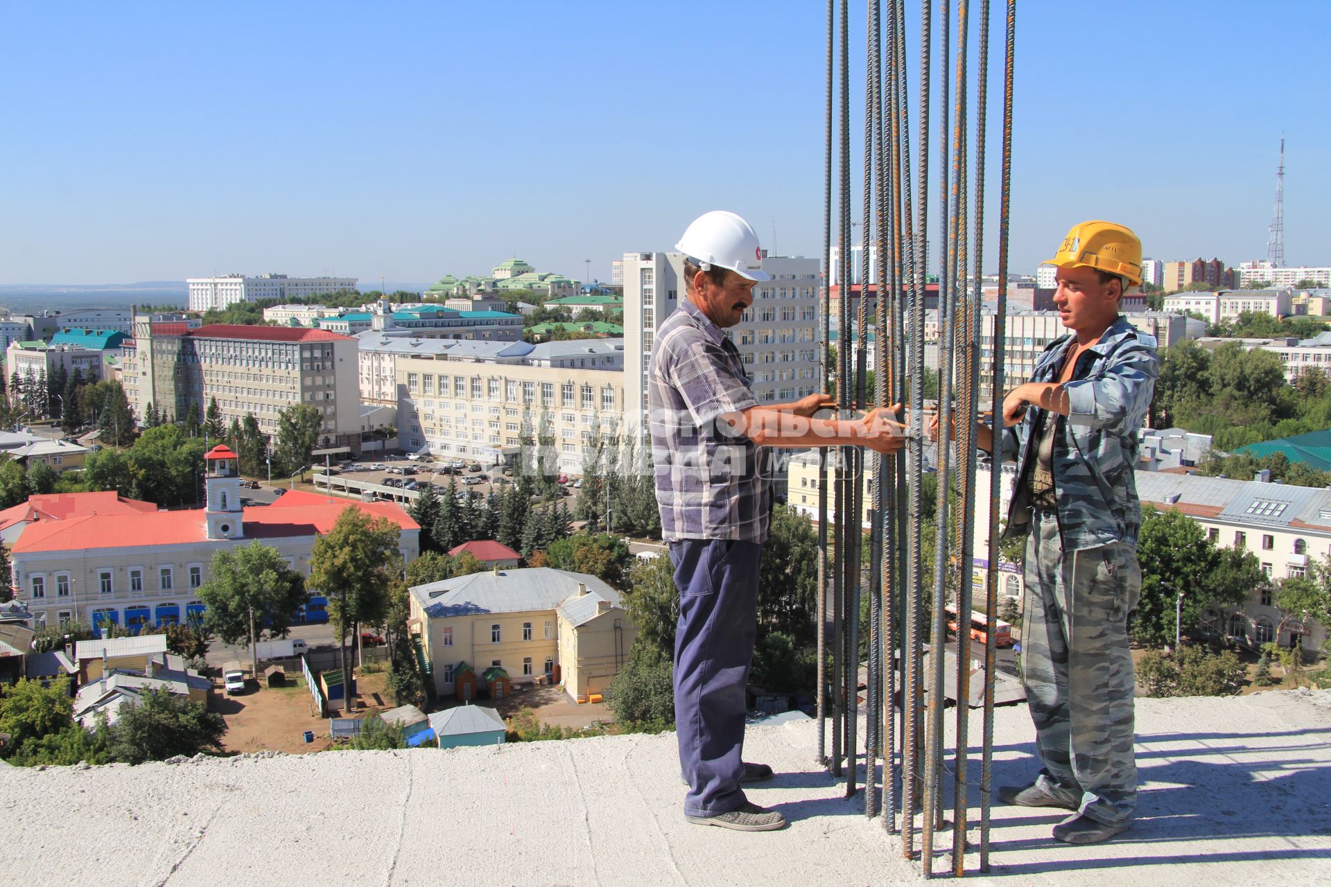 Строители за работой на стройка в Уфе.