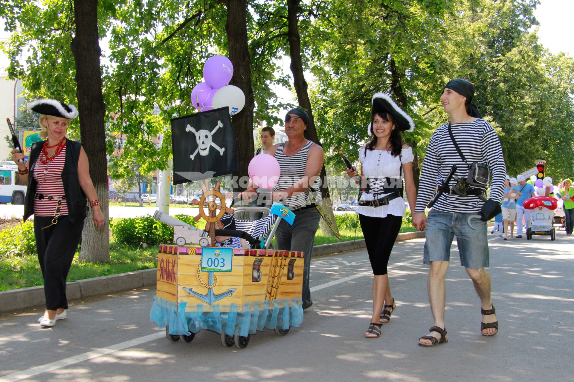 Парад детских колясок в Уфе. На снимке: Родители одеты в пиратов рядом с детской коляской в виде пиратского корабля.