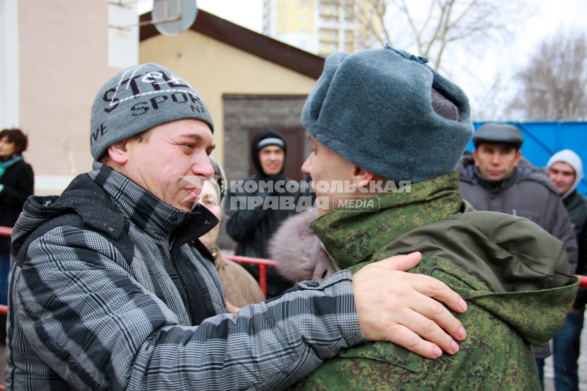 Отец провожает сына в армию.