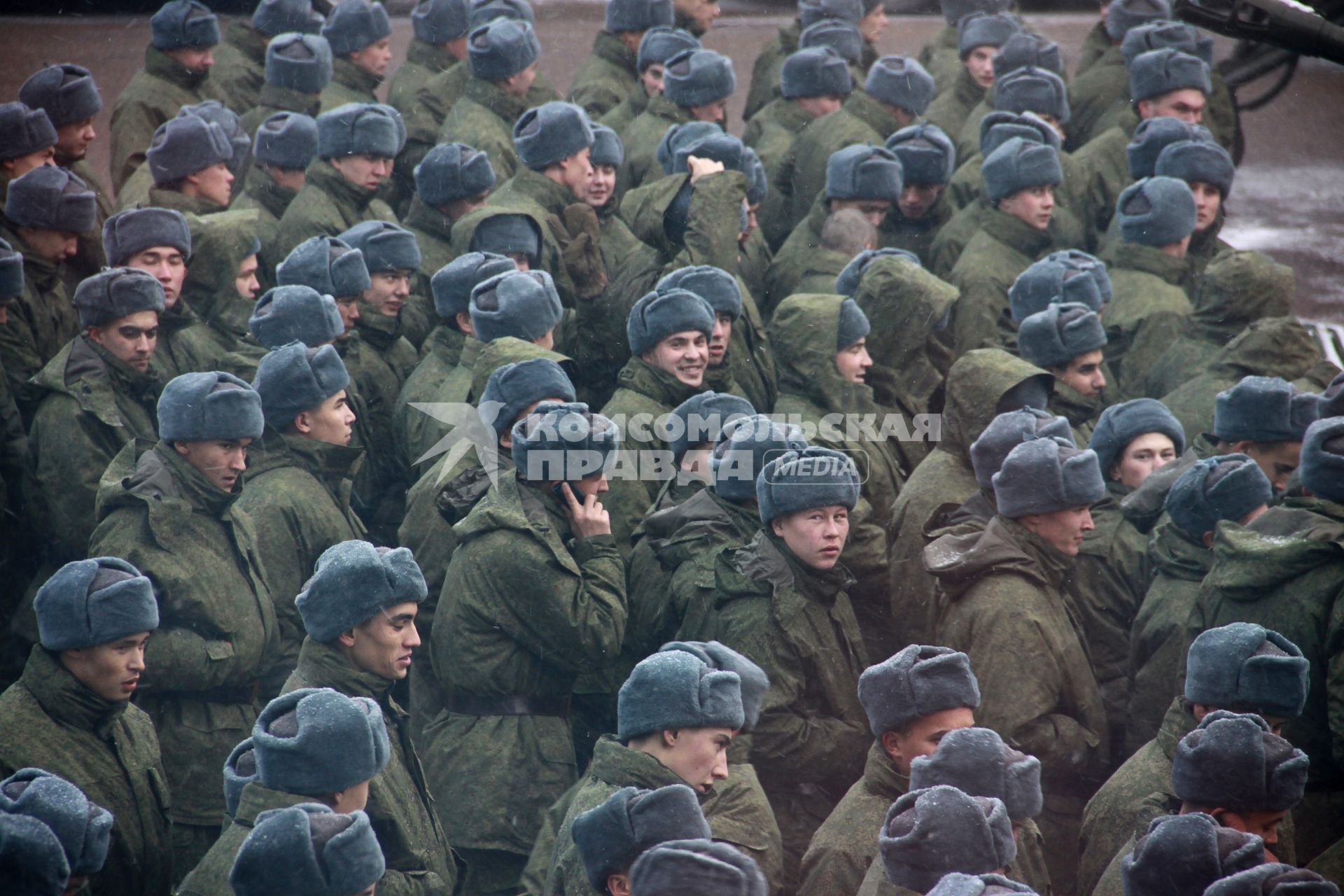 Призывники перед отправкой на улице.