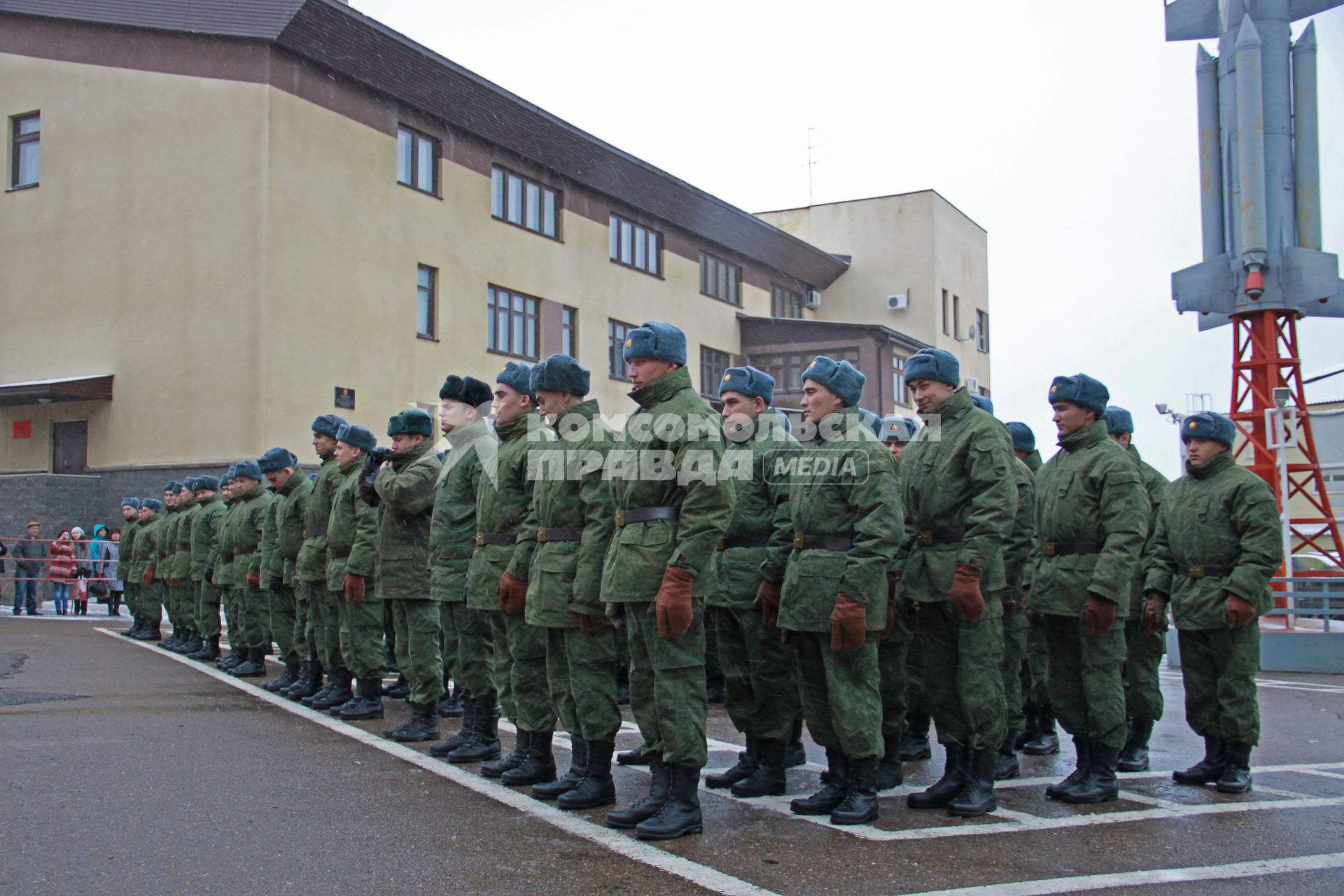 Призывники перед отправкой на улице.