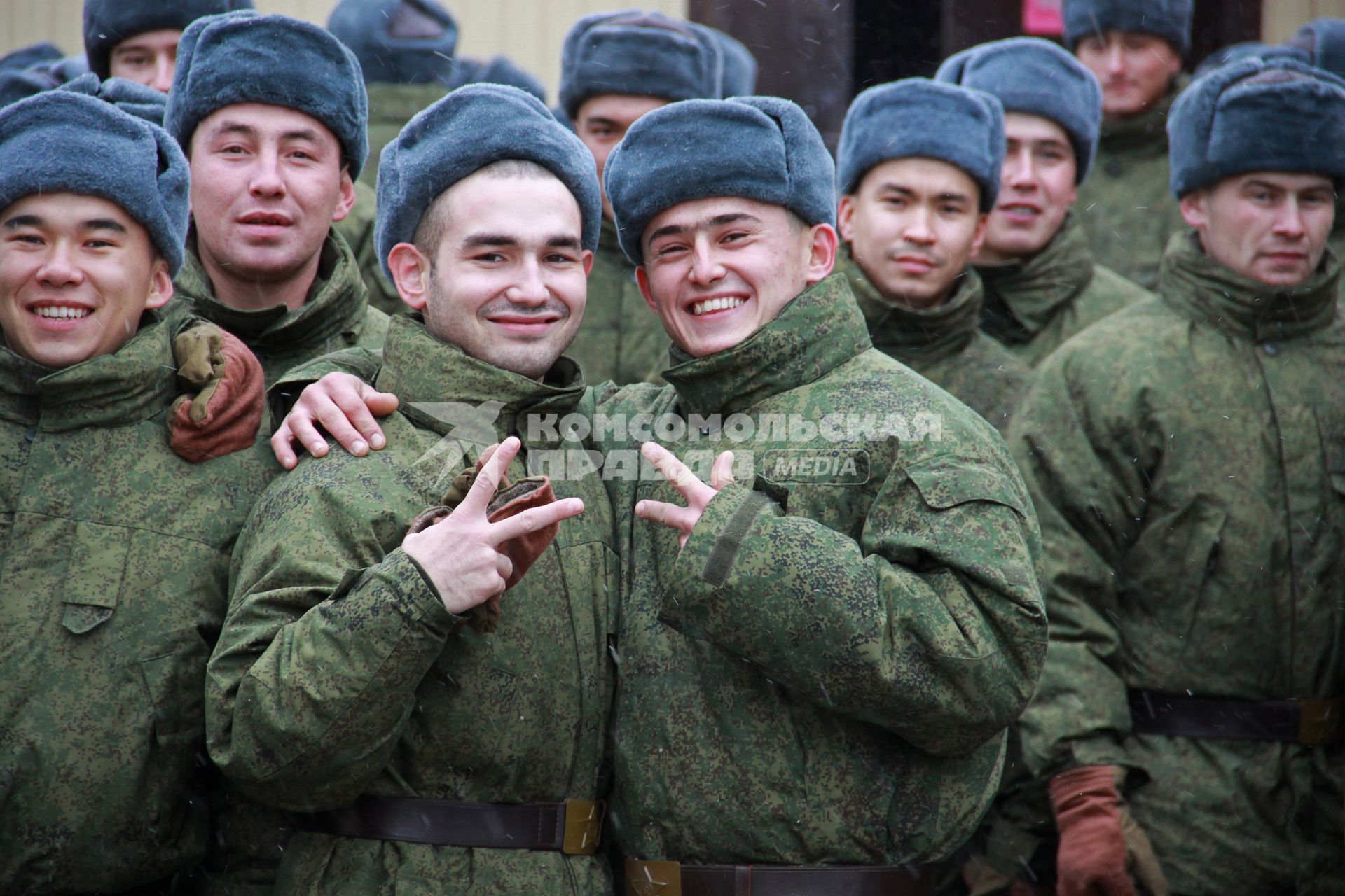 Призывники перед отправкой на улице.