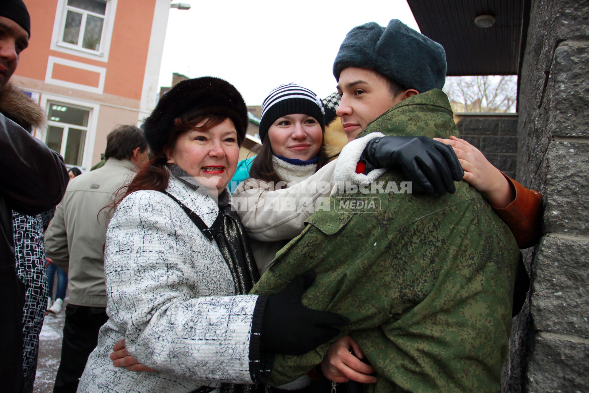 Семья провожает призывника в армию.