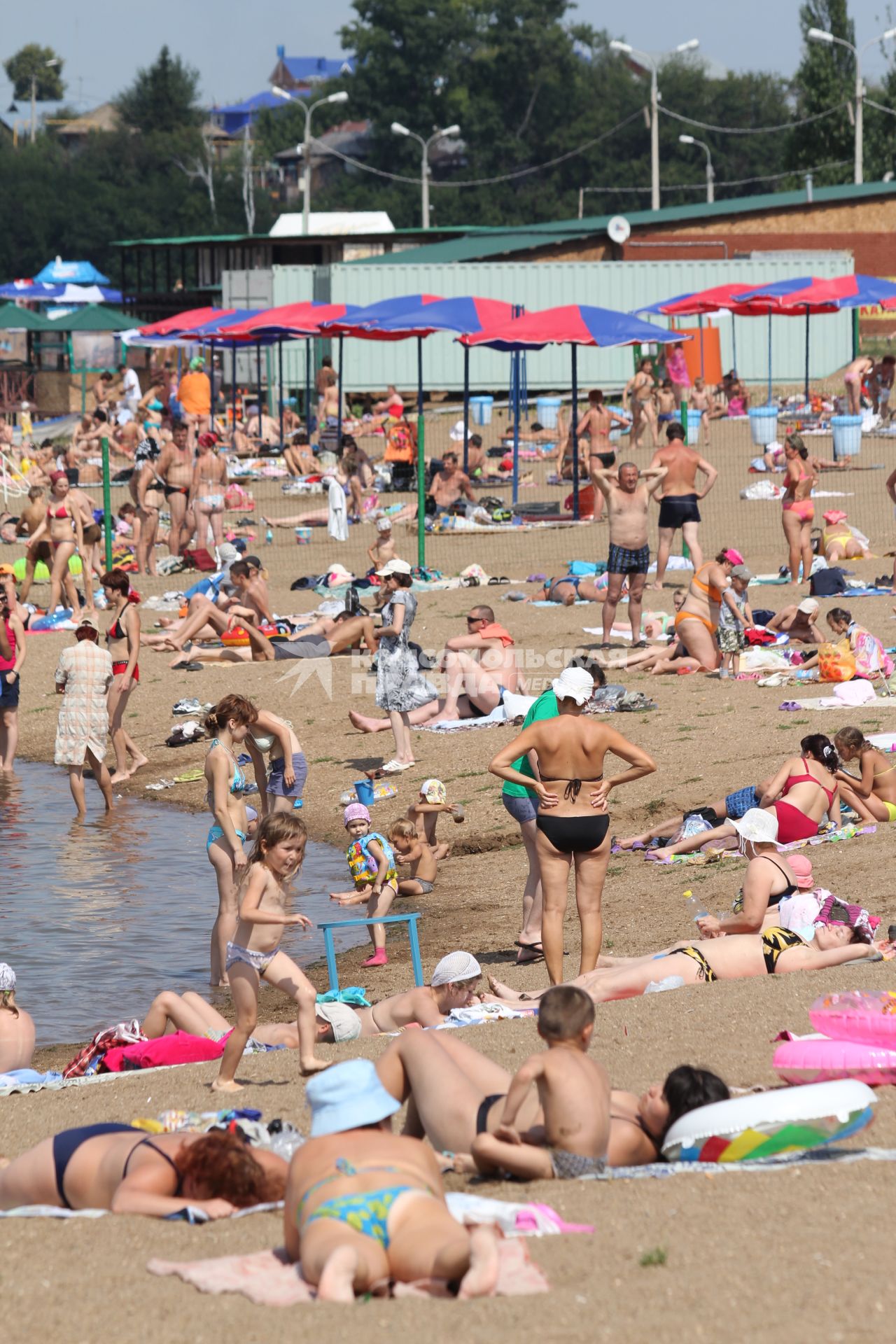 Городской пляж в Уфе. Загорающие люди на пляже.