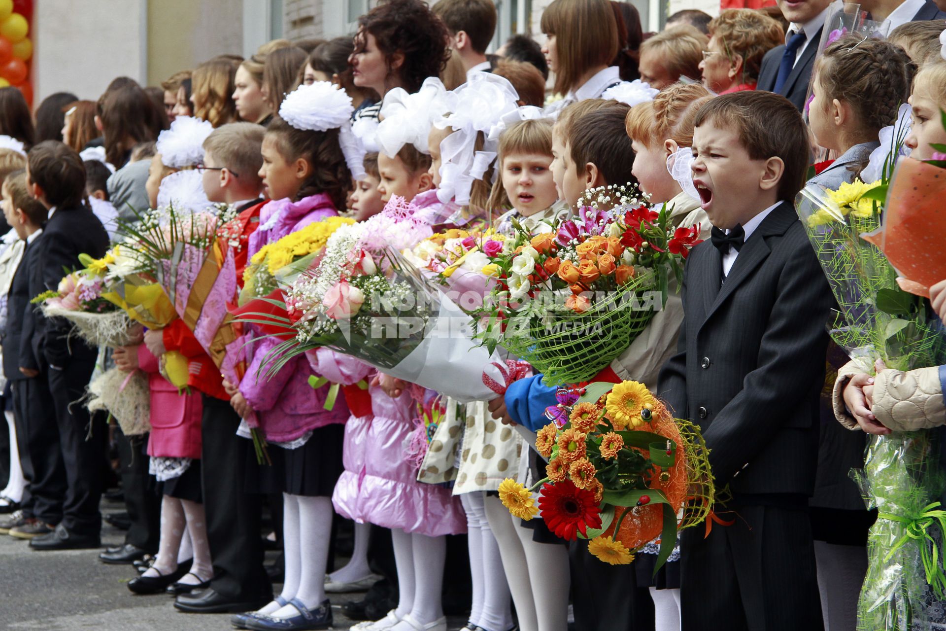 Первоклассники на утренней линейке первого сентября в Уфе.