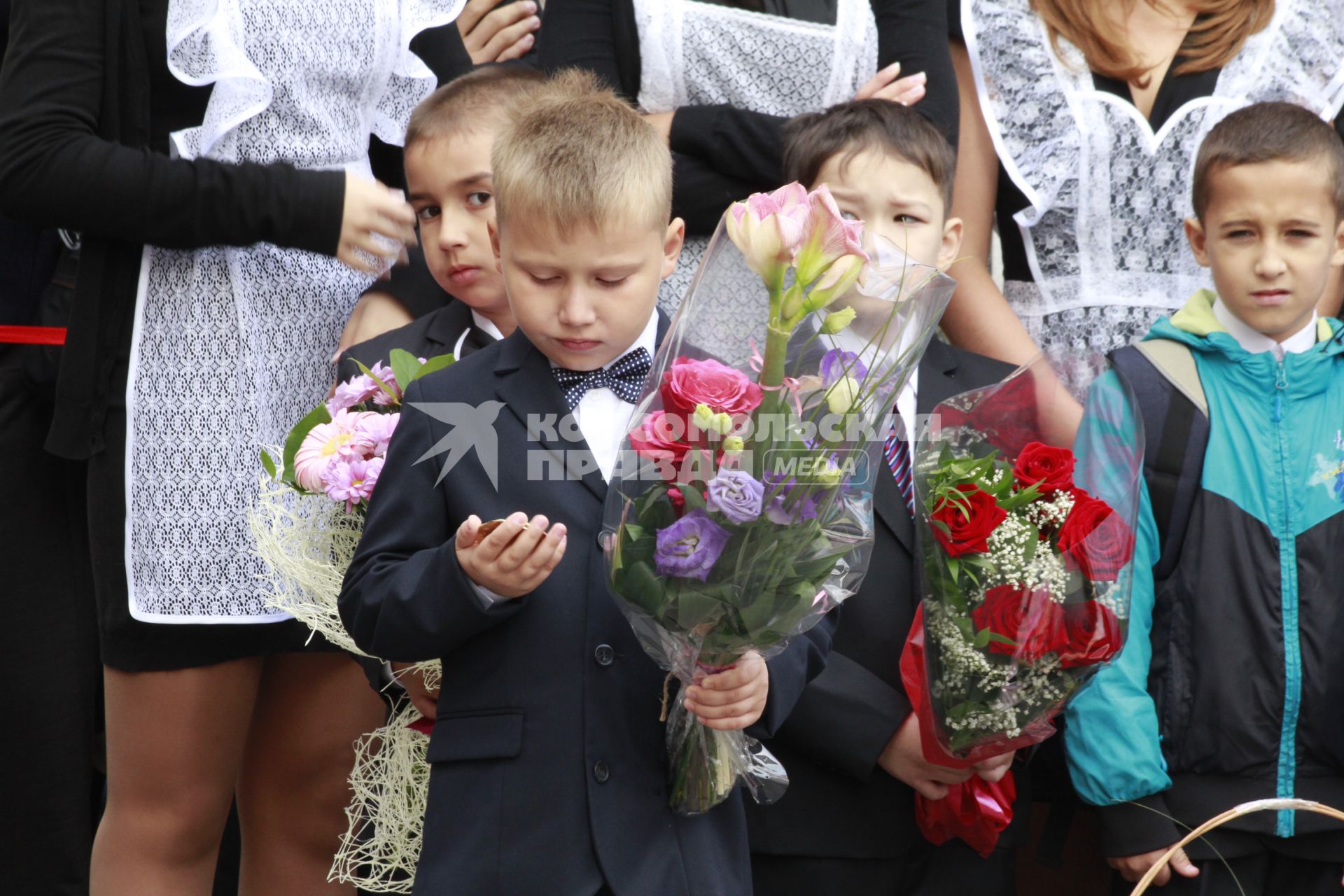 Первоклассники на утренней линейке первого сентября в Уфе.