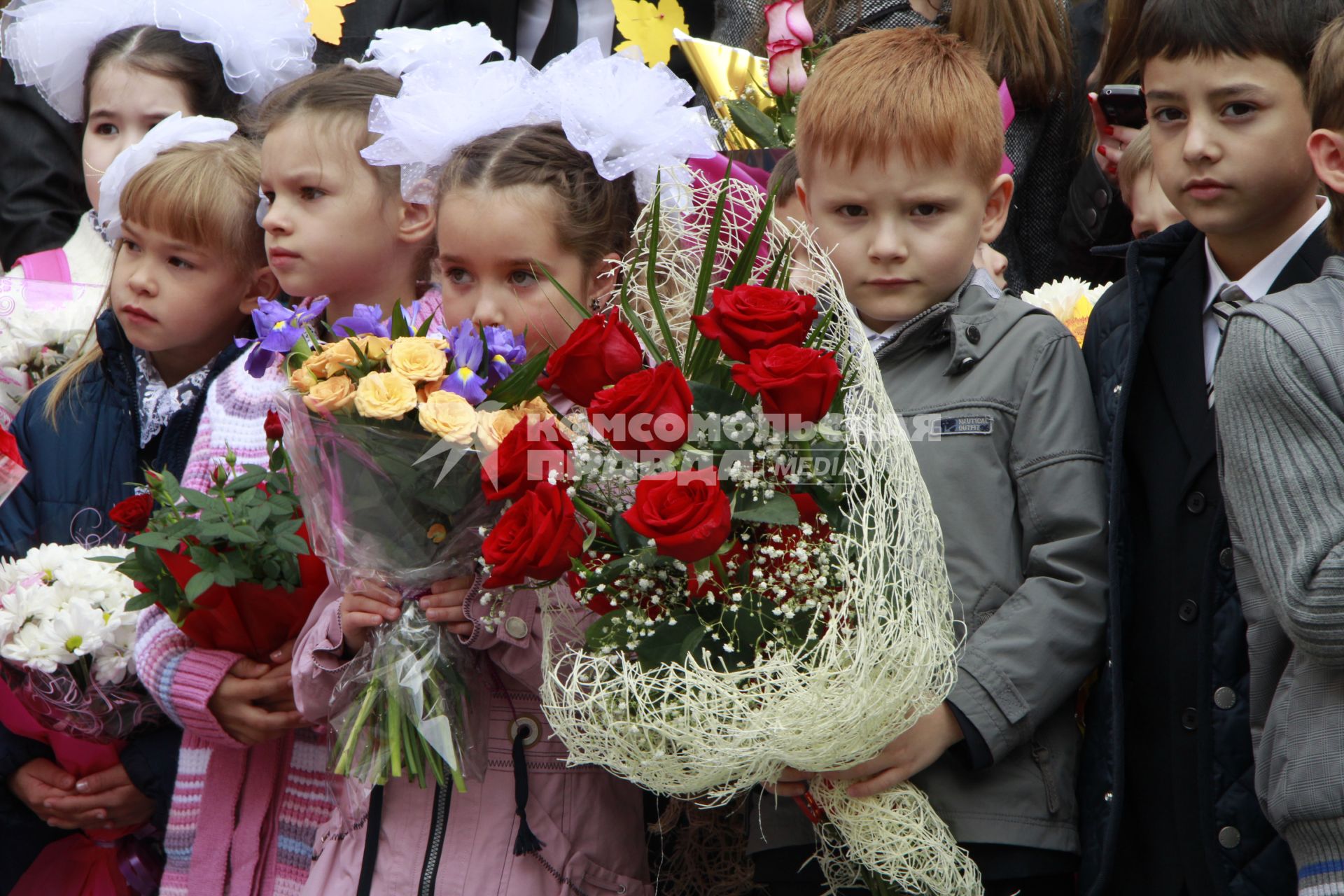 Первоклассники на утренней линейке первого сентября в Уфе.