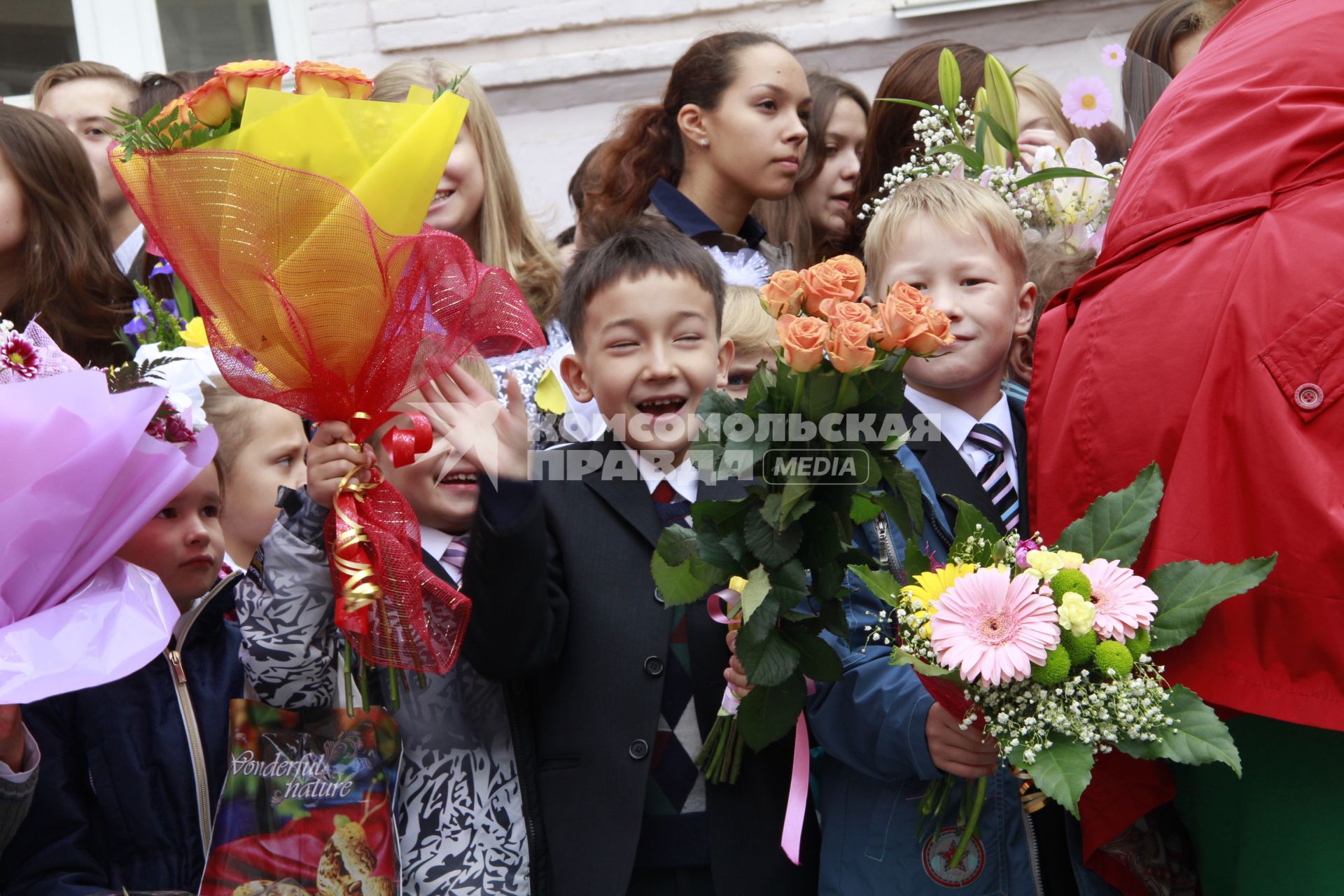 Первоклассники на утренней линейке первого сентября в Уфе.