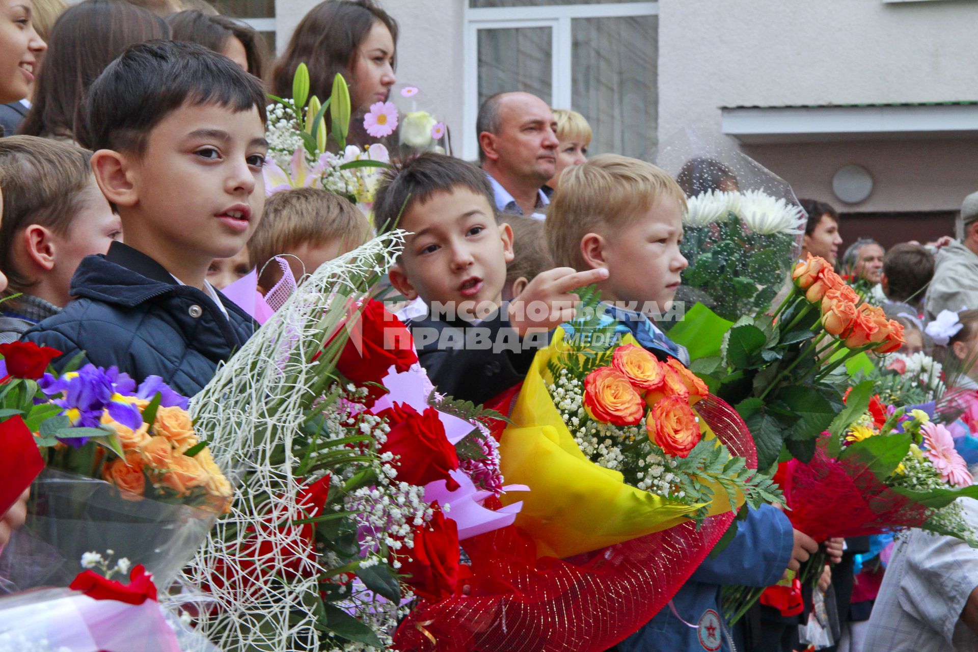 Первоклассники на утренней линейке первого сентября в Уфе.