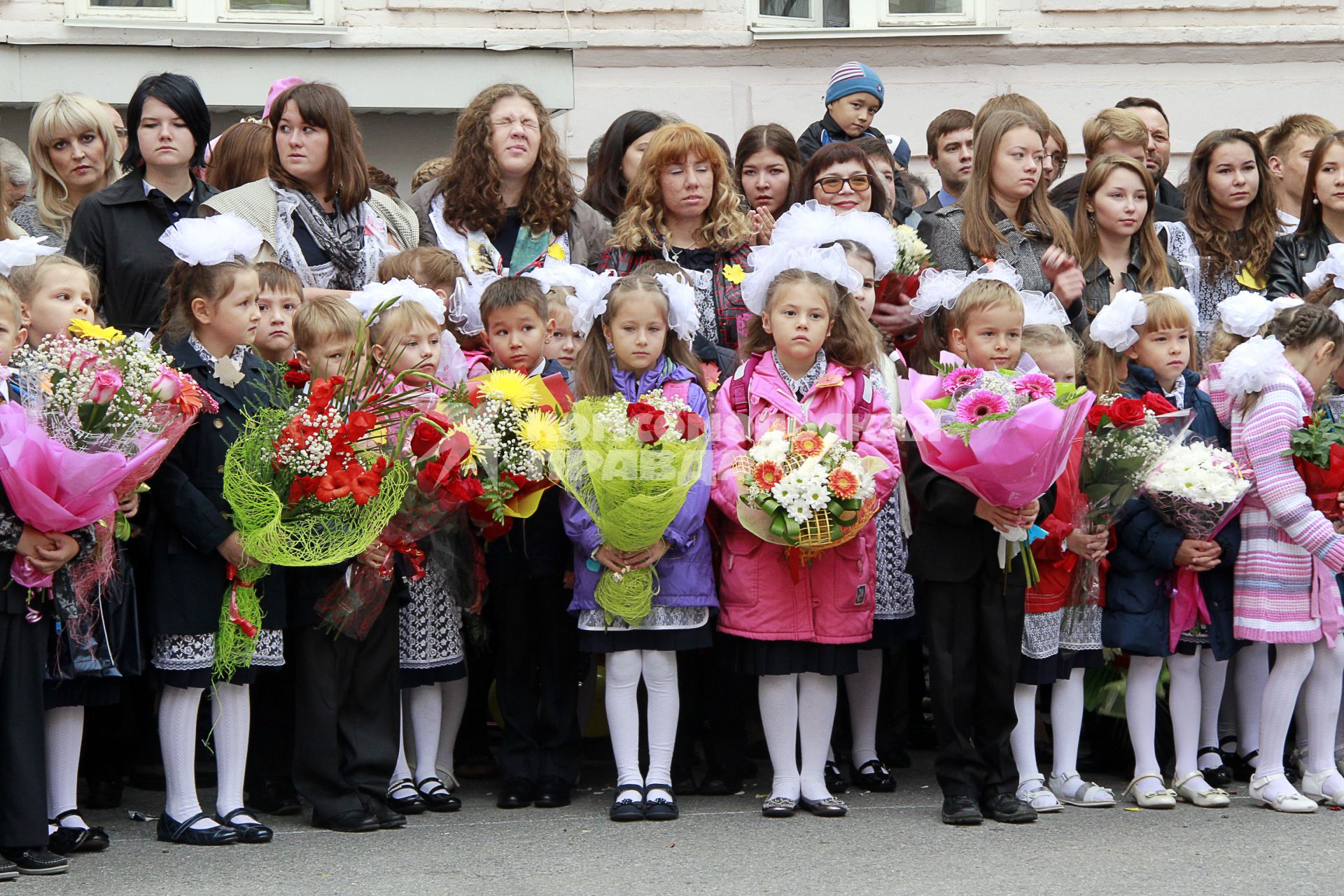 Первоклассники на утренней линейке первого сентября в Уфе.